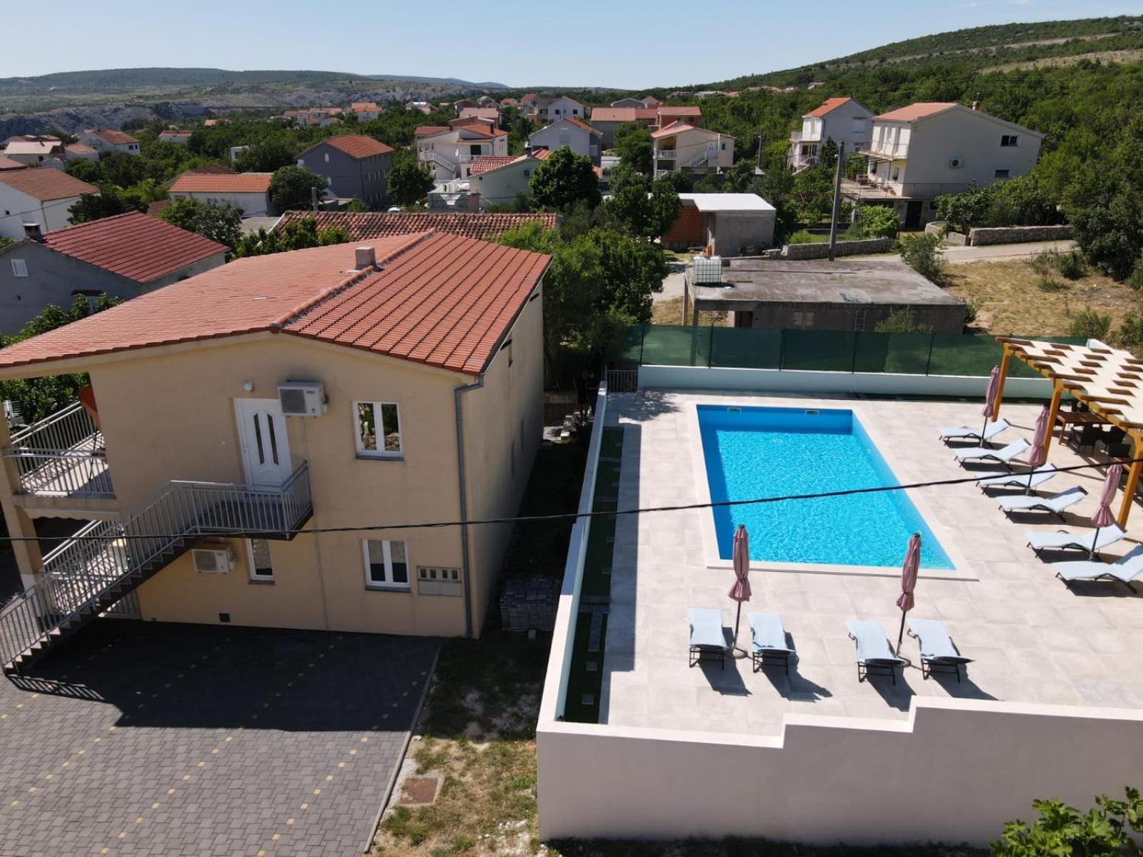 Apartment with Terrace - Photo 2