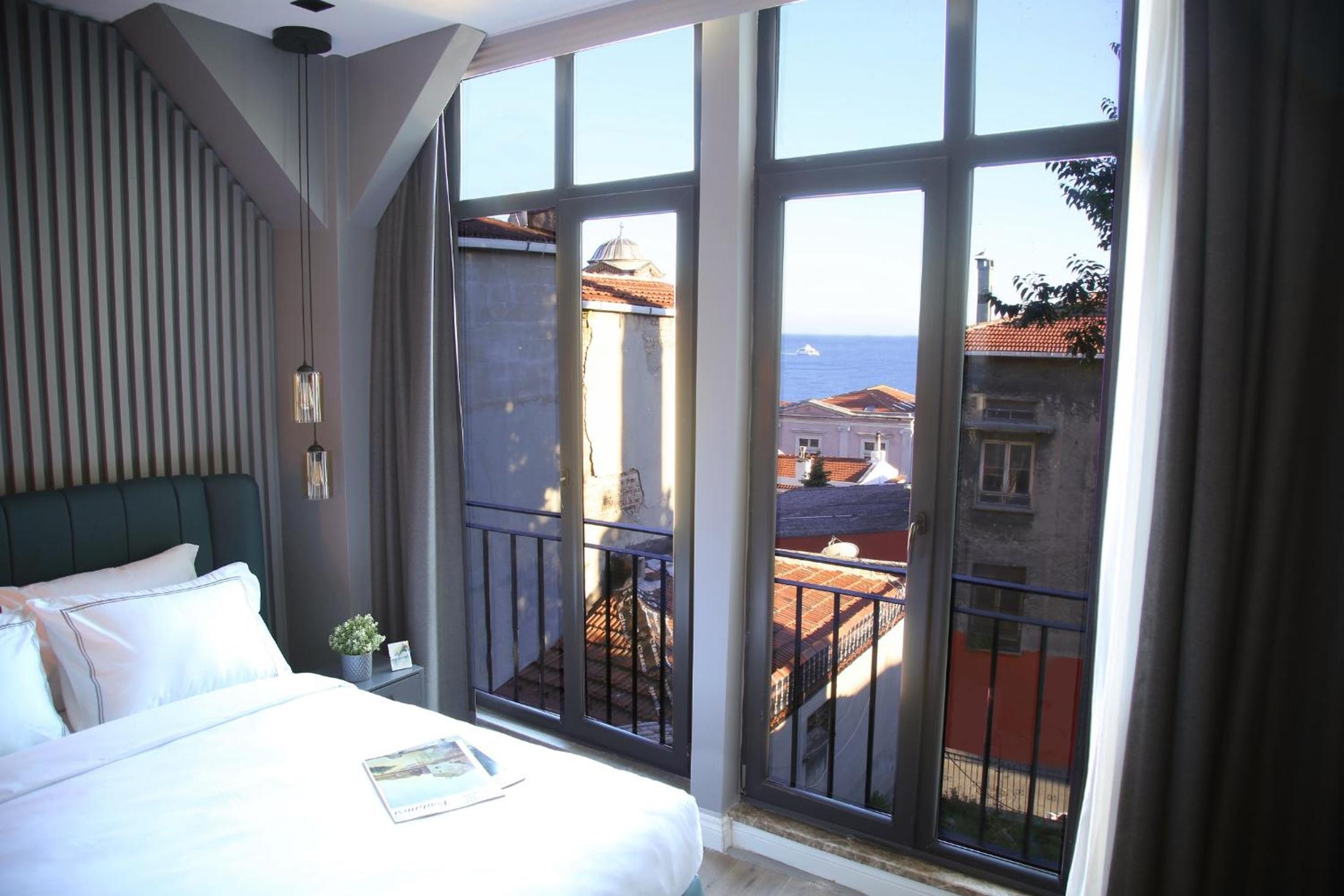 Deluxe Double Room with Side Sea View
