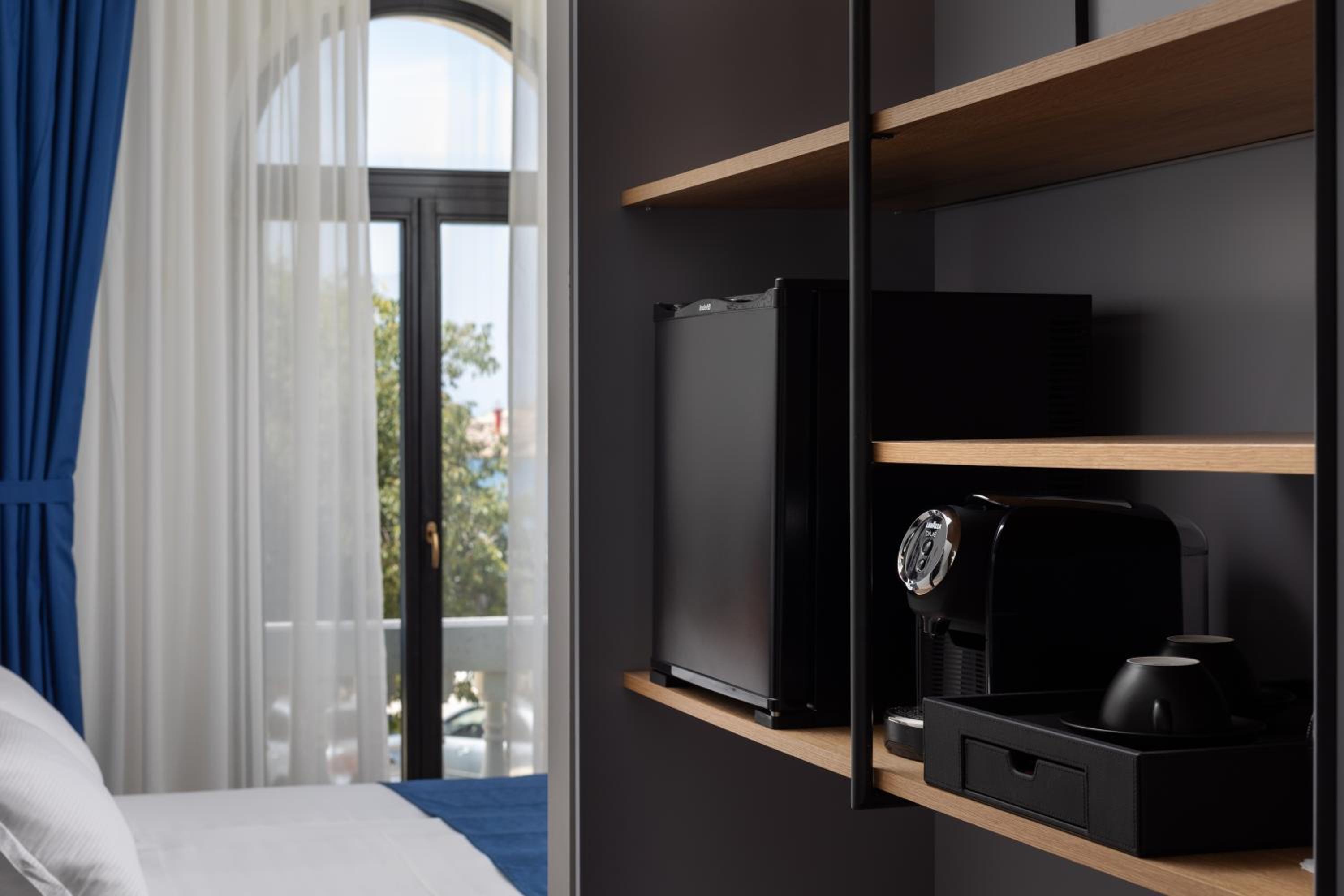 Superior Double Room with Sea Side View thumbnail 6