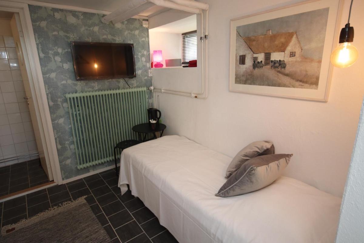 Twin Room with Shower photo 2