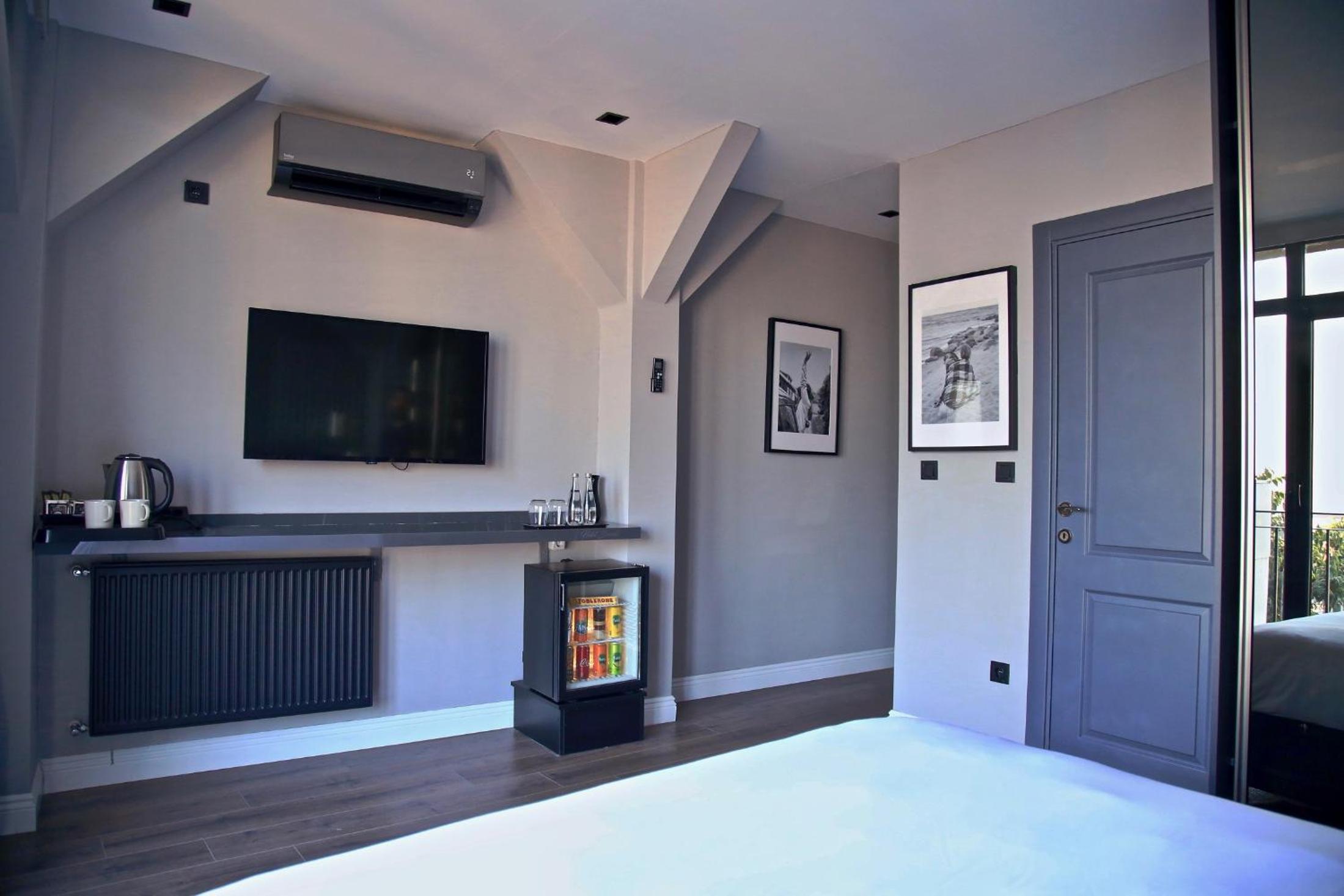 Deluxe Double Room with Side Sea View photo 1