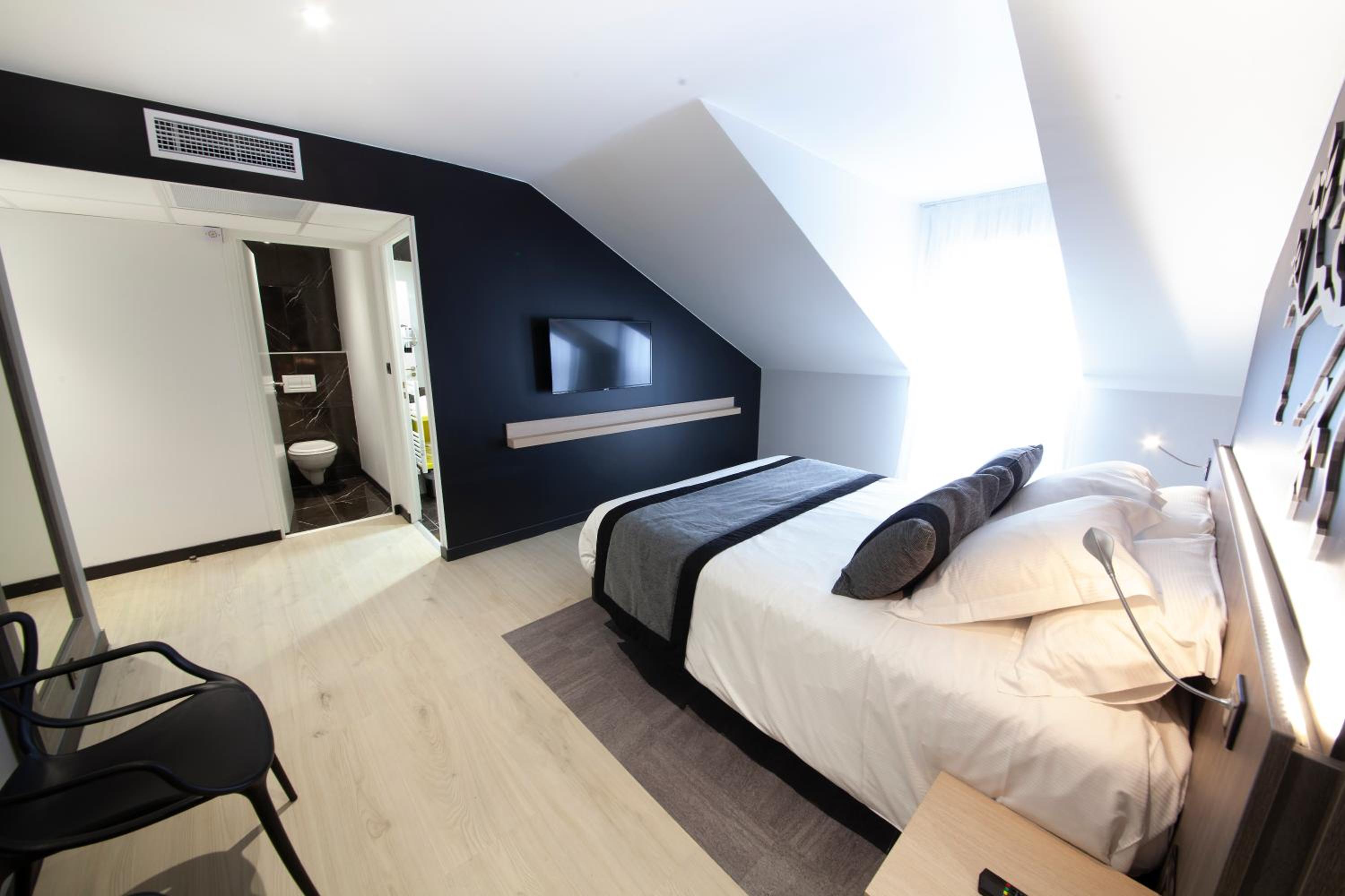 Superior Family Suite - Non-Smoking - Photo 10