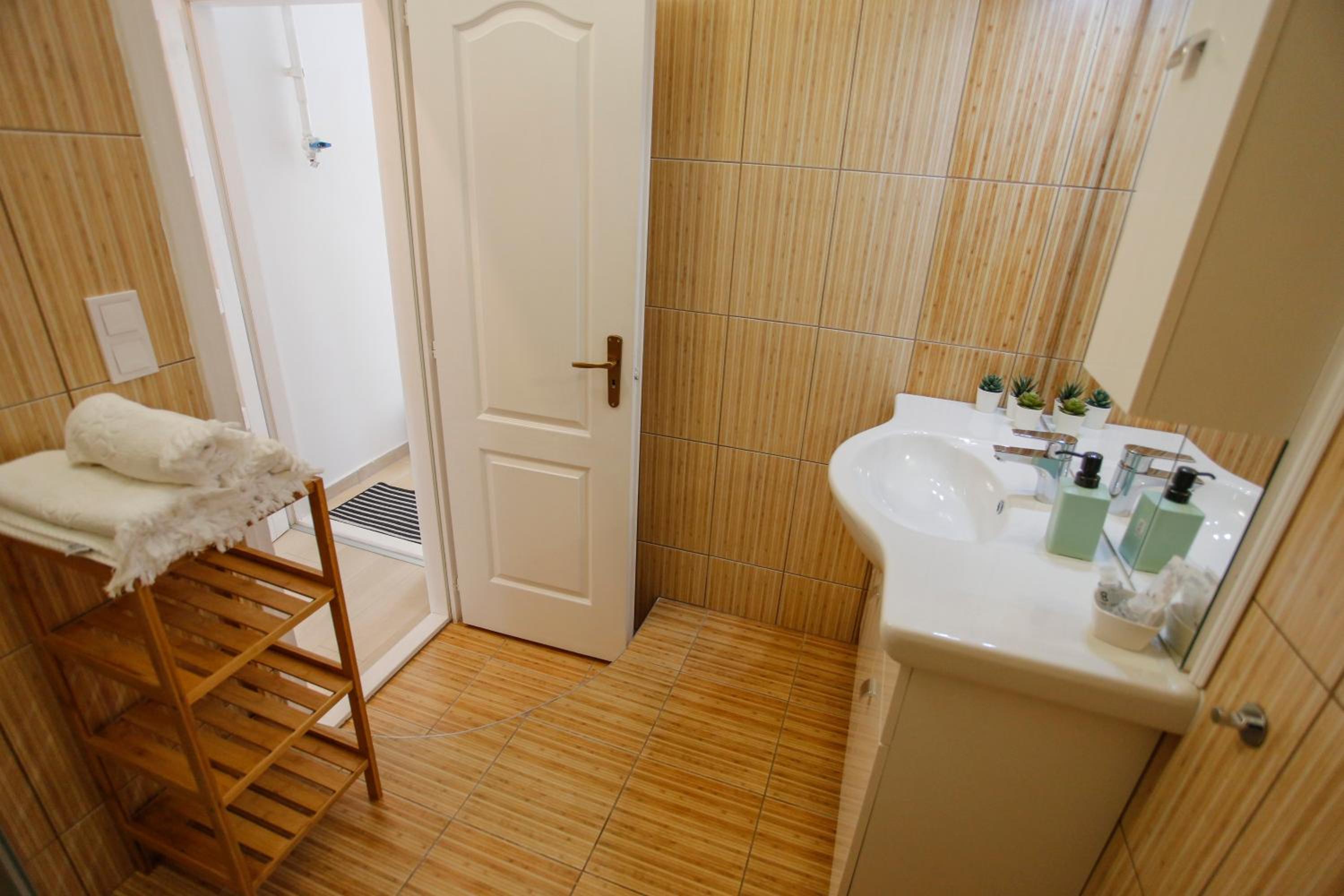 Apartment - Split Level - Photo 10