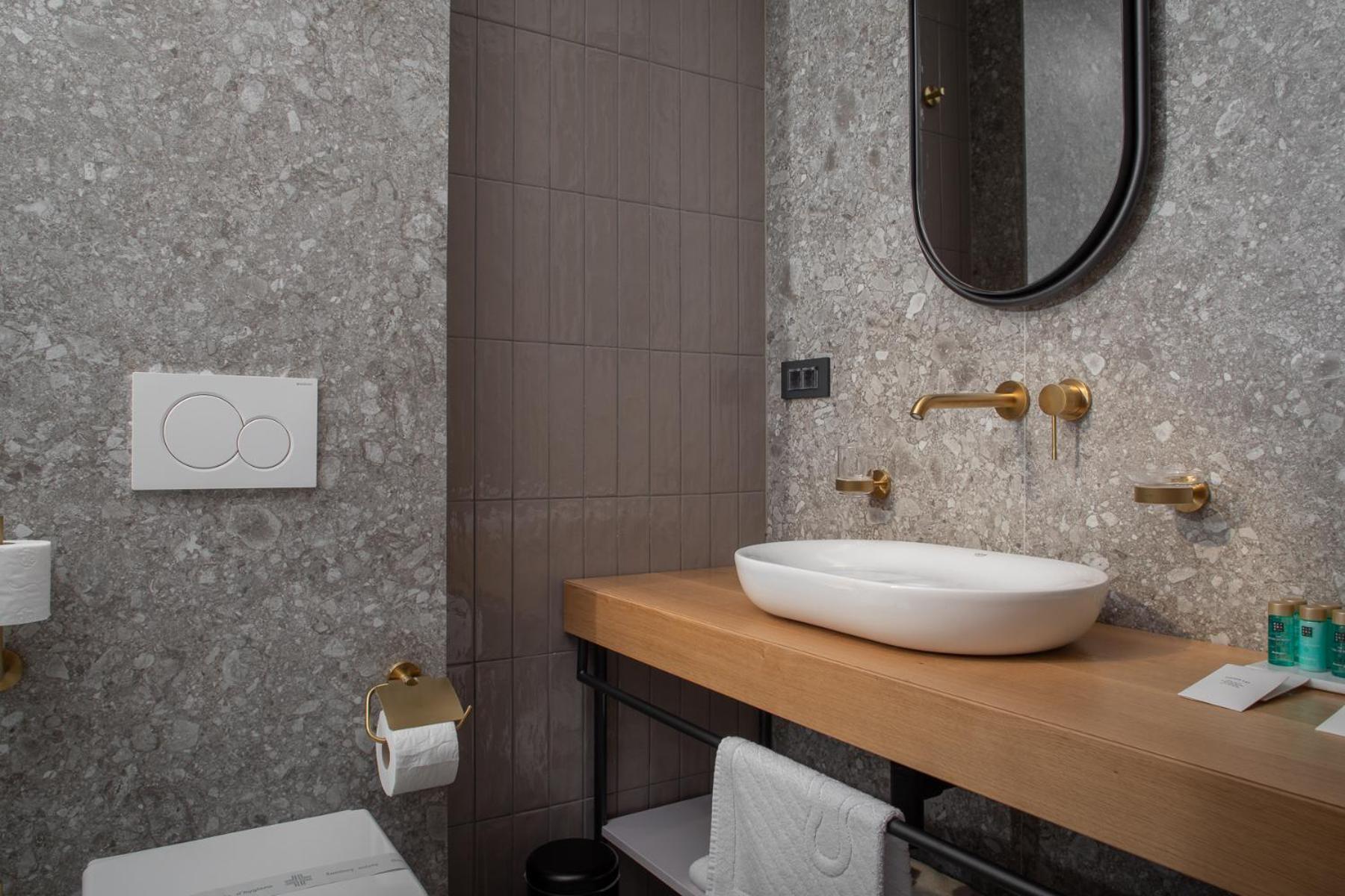 Deluxe Double Room with Sea View thumbnail 6