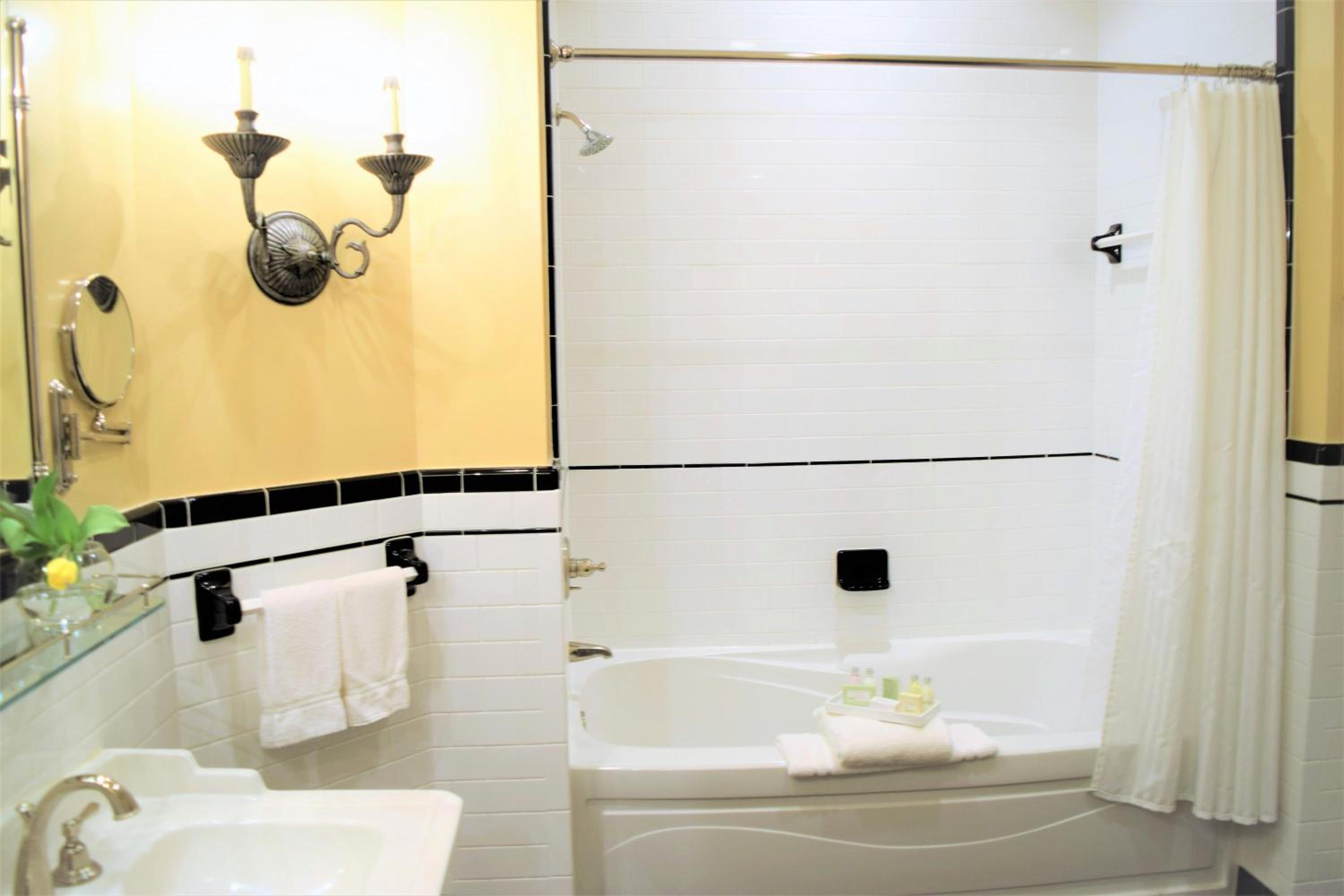 Premier King Room - Non-Smoking - Photo 8