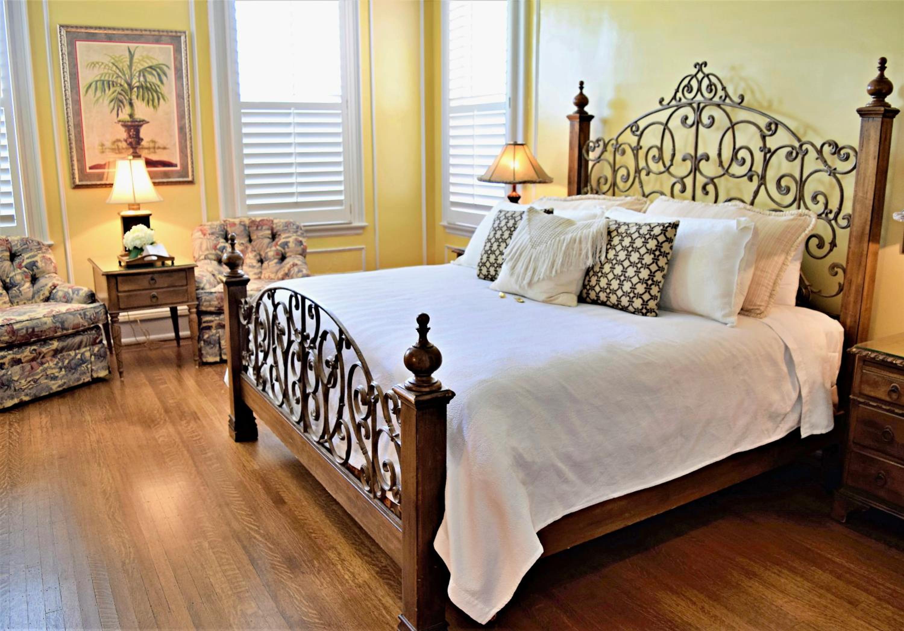 Premier King Room - Non-Smoking - Photo 6