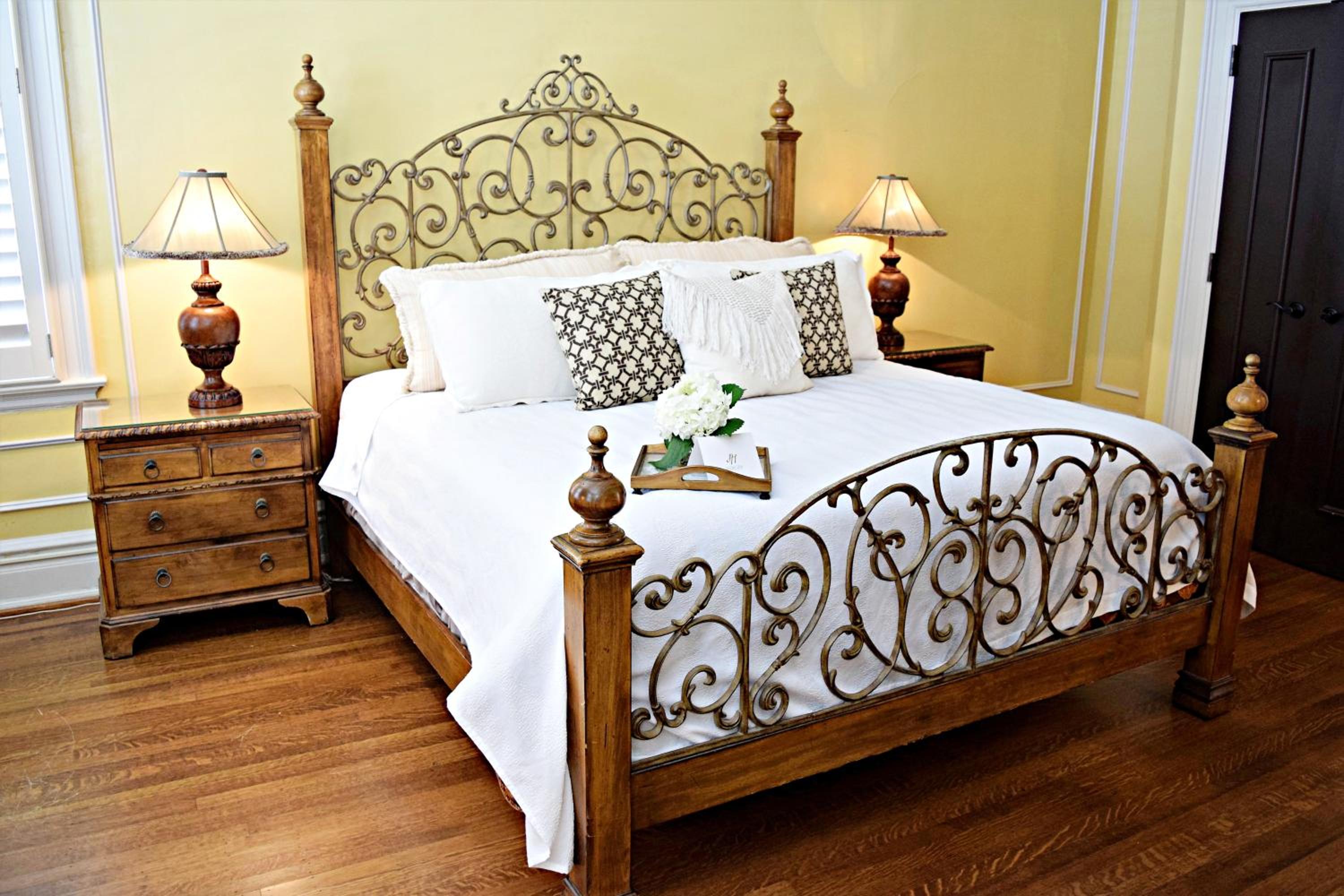 Premier King Room - Non-Smoking - Photo 4