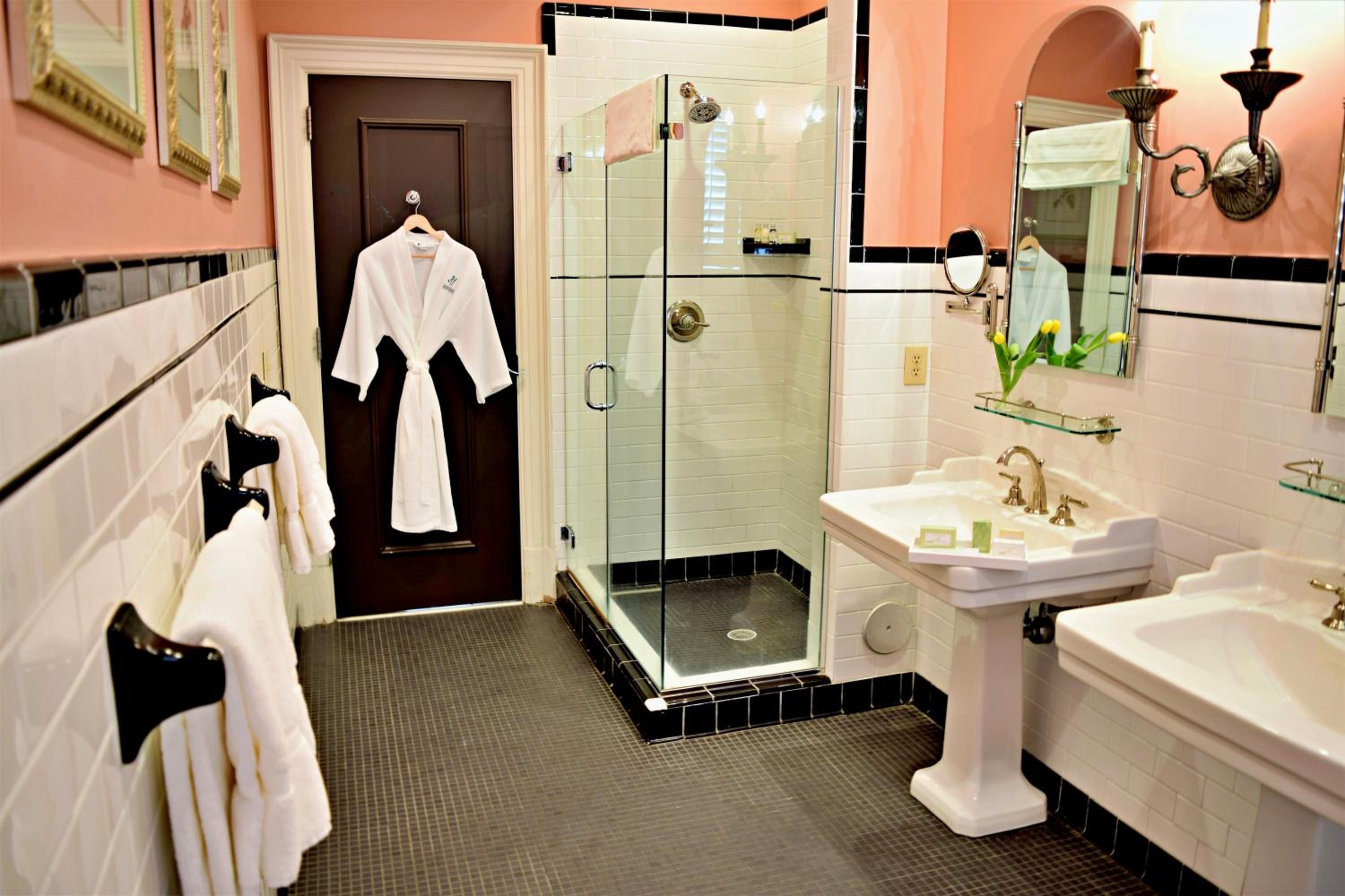 King Suite - Non-Smoking - Photo 10