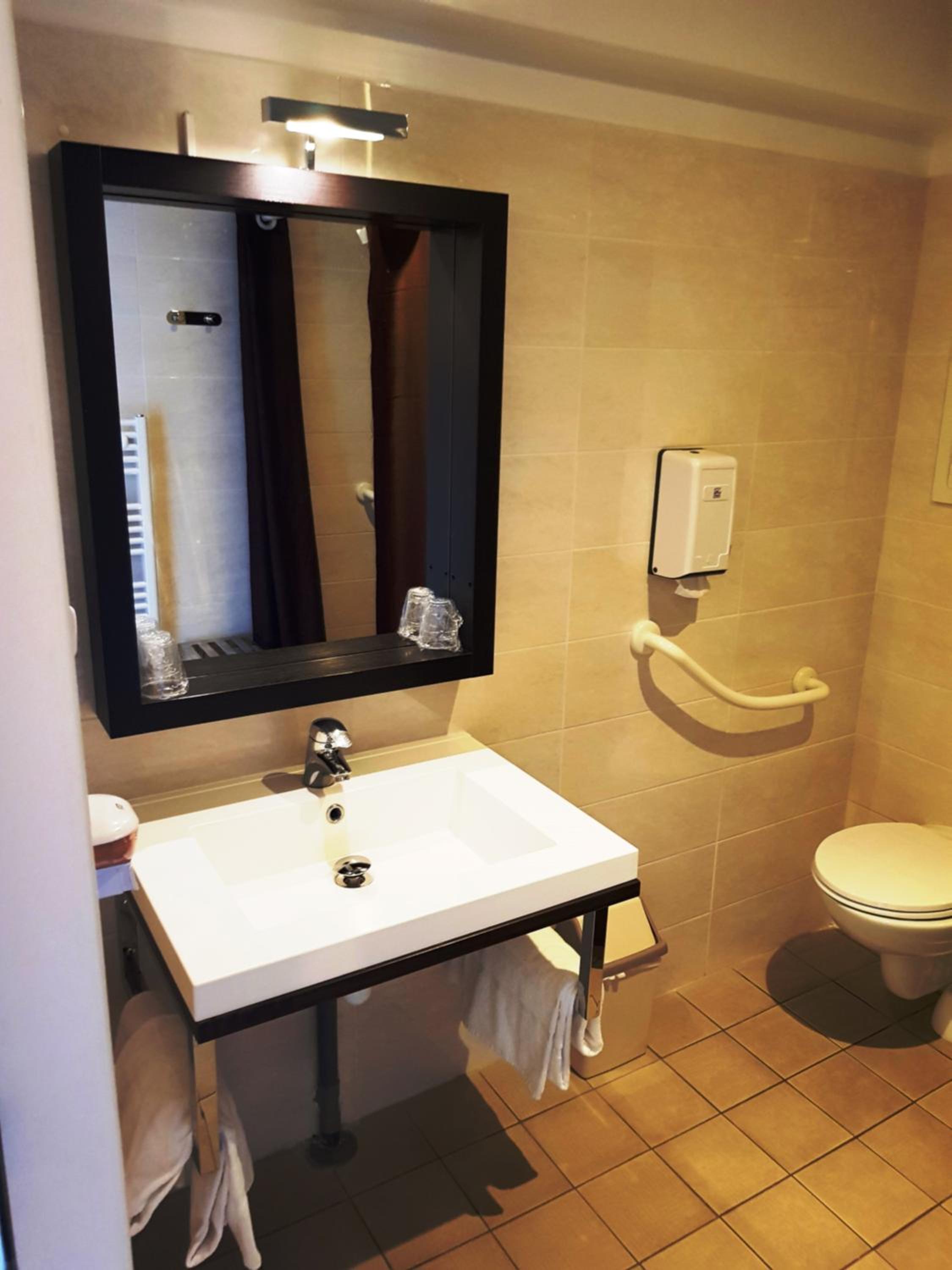 Twin Room with Shower - Disability Access - Photo 3
