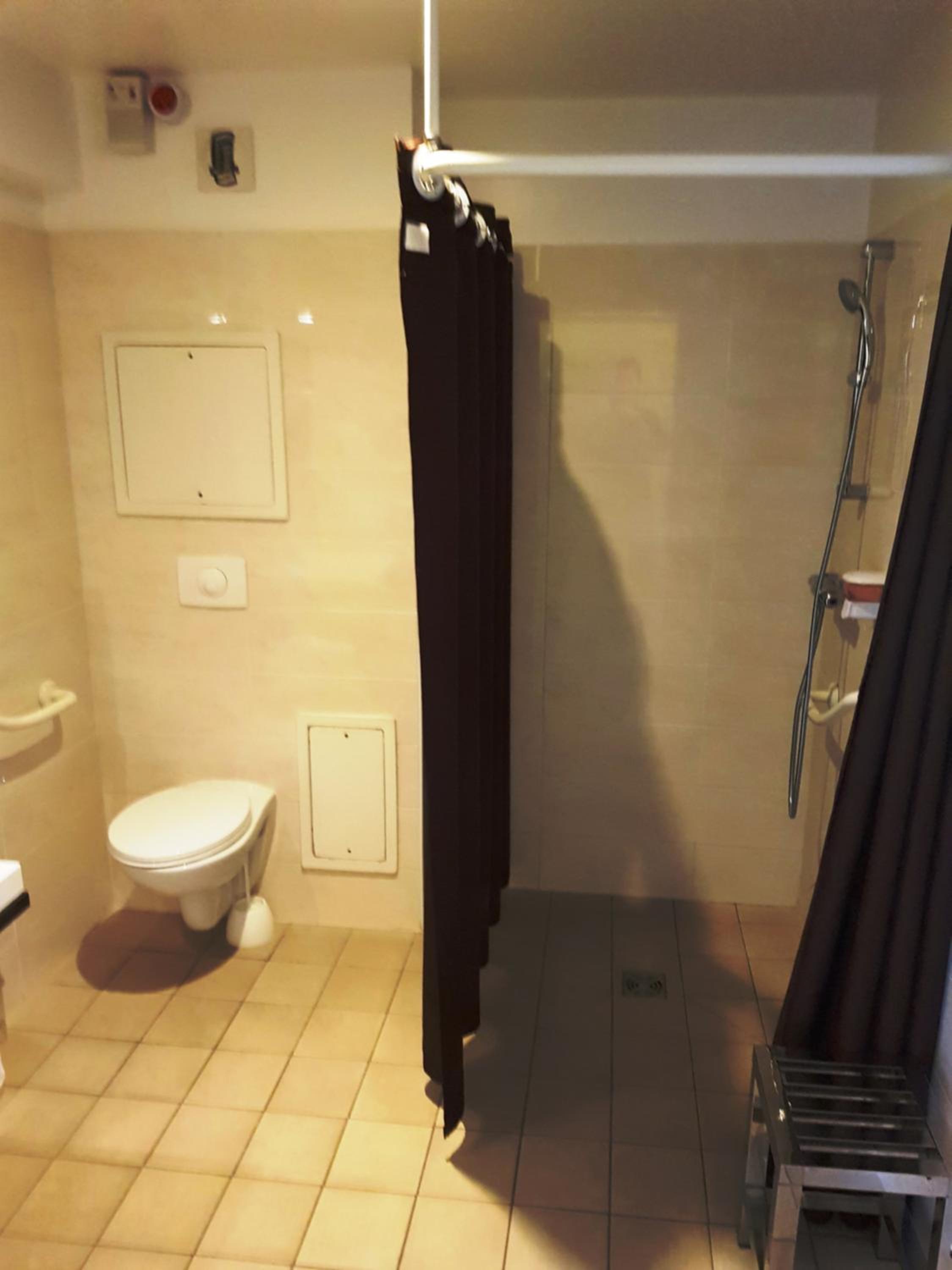 Twin Room with Shower - Disability Access - Photo 4
