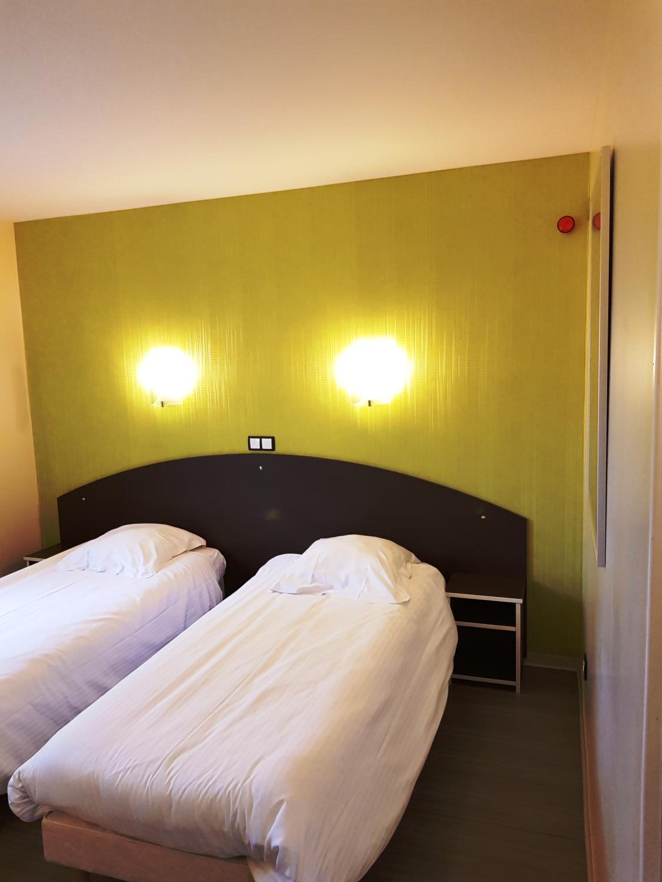 Twin Room with Shower - Disability Access - Photo 2