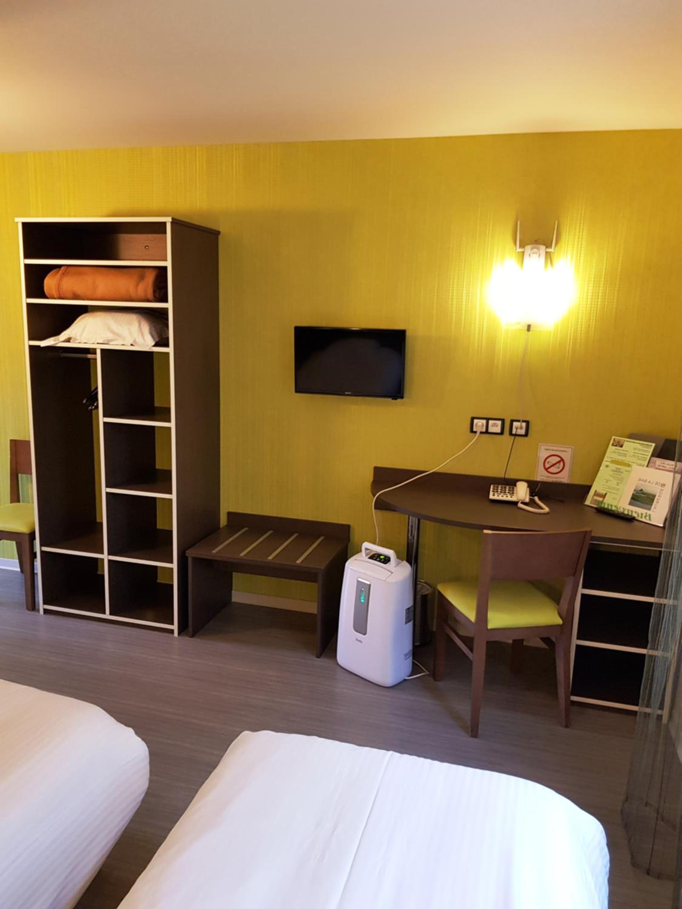 Twin Room with Shower - Disability Access - Photo 1