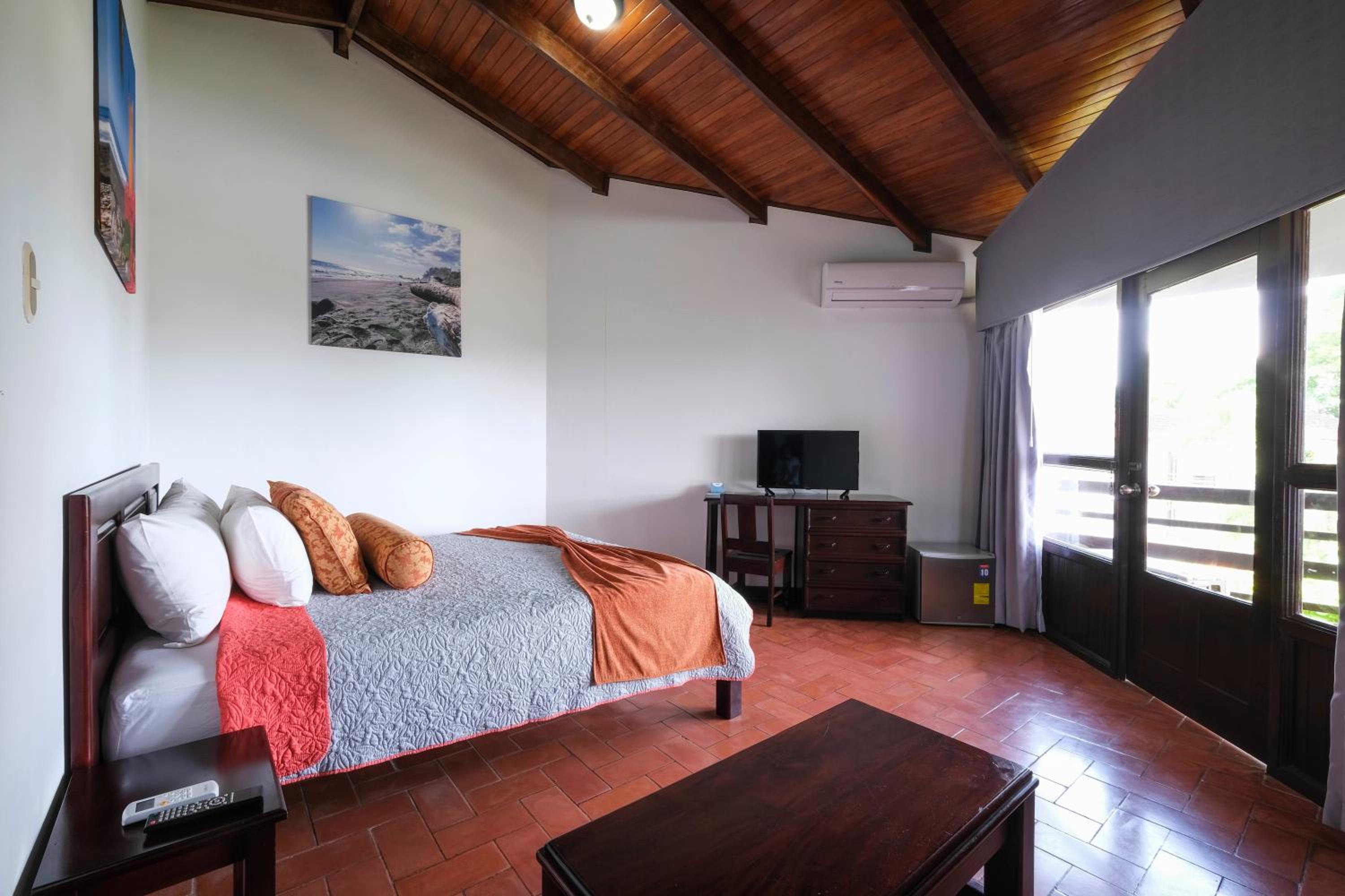 Junior Suite with Pool View - Photo 5
