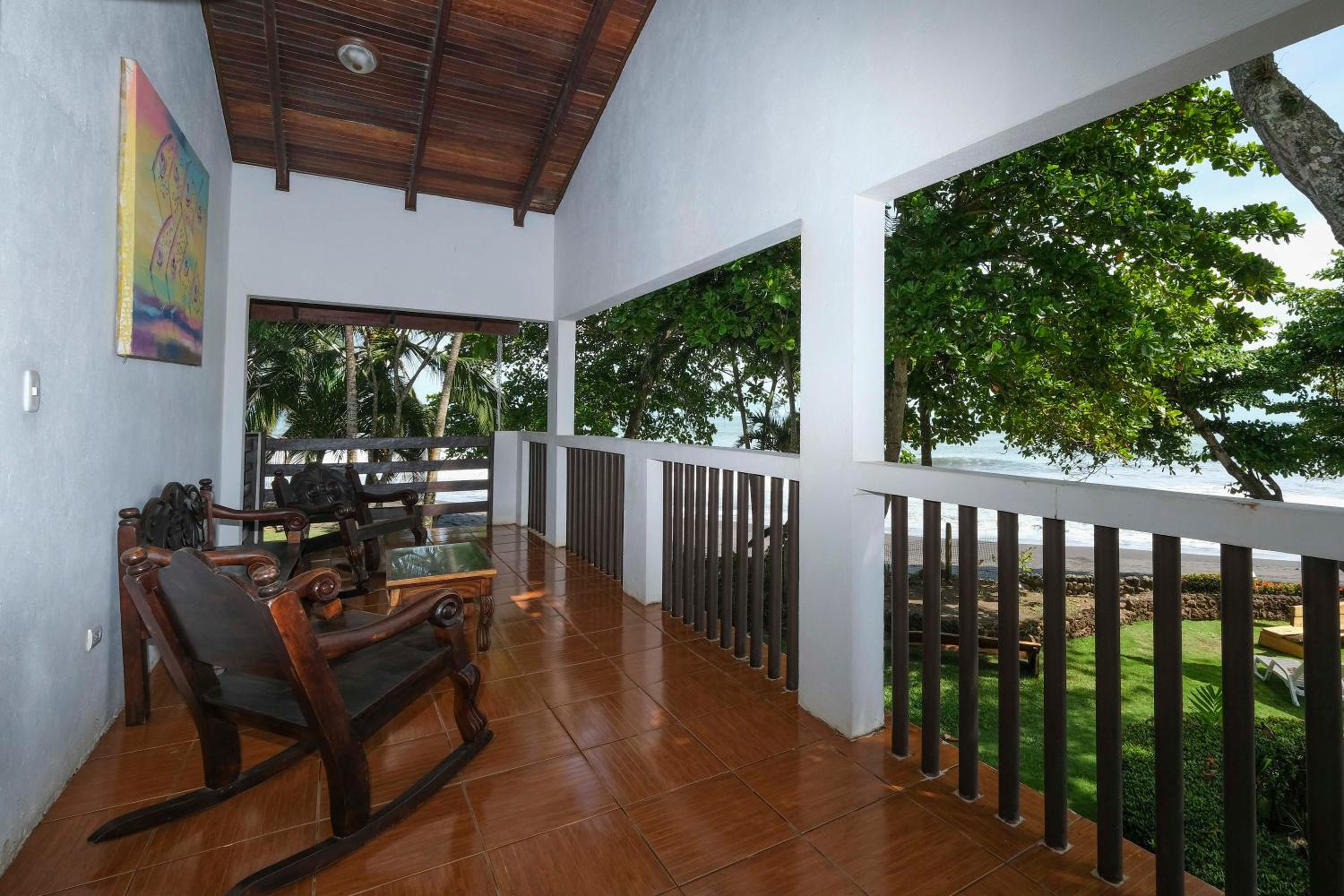 Junior Suite with Pool View - Photo 4