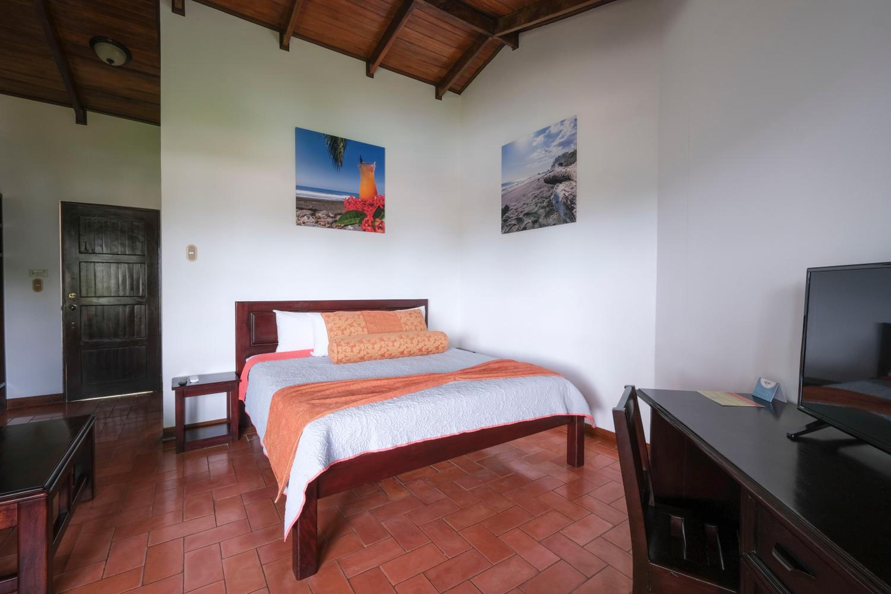 Junior Suite with Pool View - Photo 7