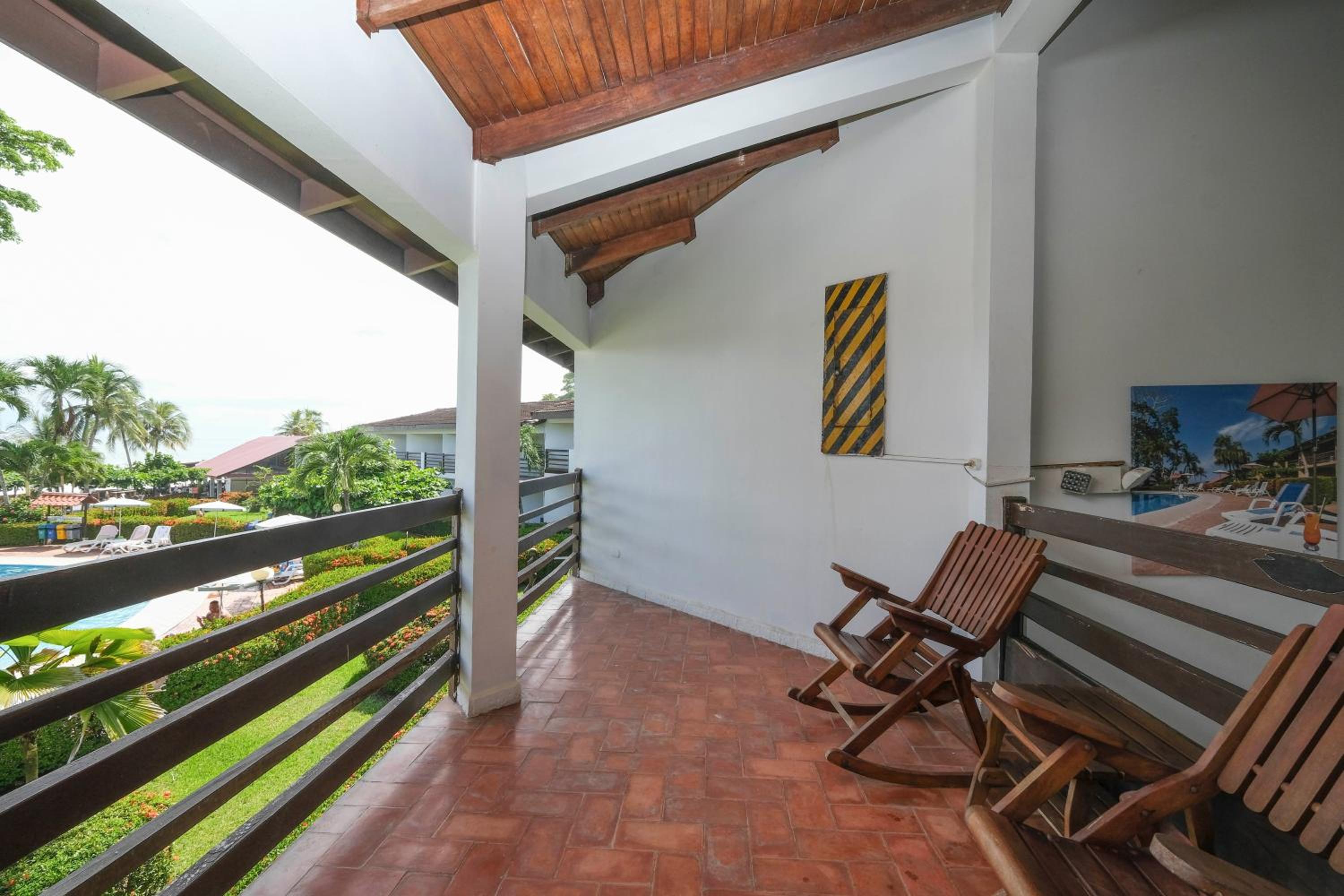 Junior Suite with Pool View - Photo 2
