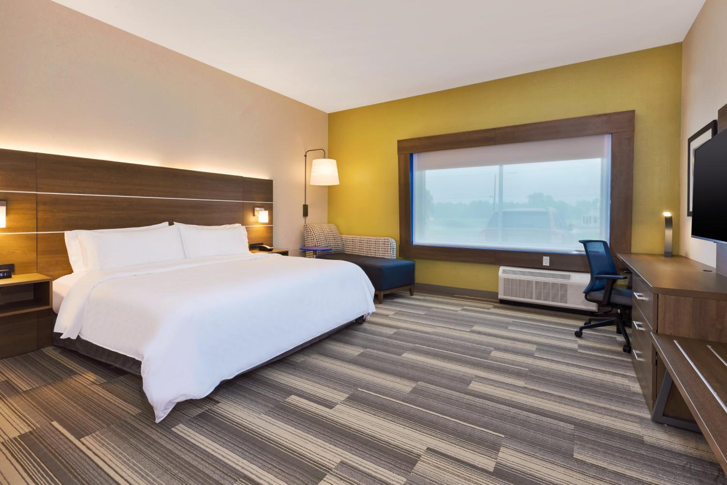 King Room with Mobility Accessible Roll-In Shower - Non-Smoking - Photo 3
