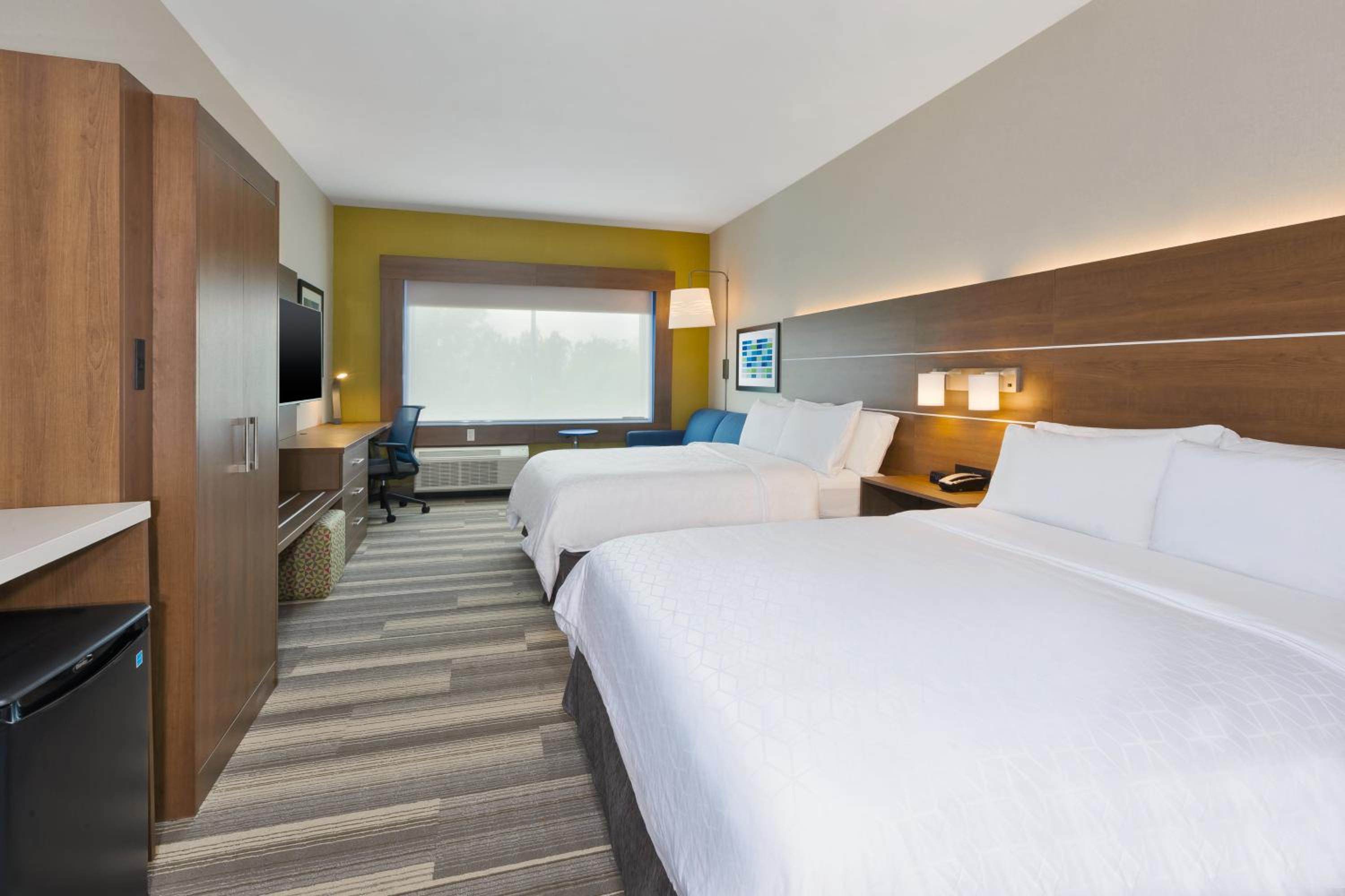 Queen Suite with Two Queen Beds and Sofa Bed - Photo 5