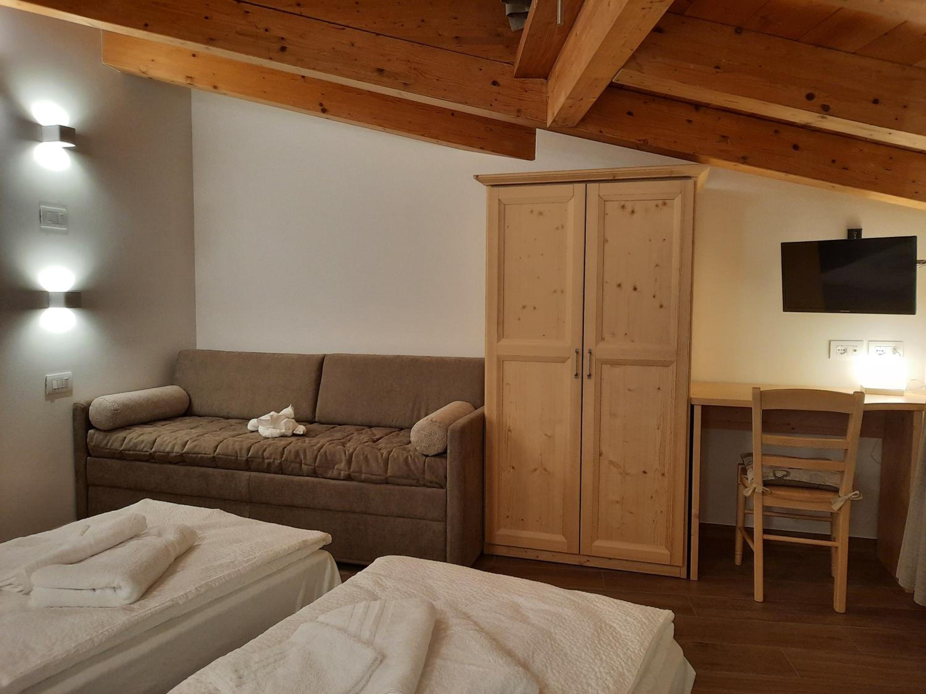 Family Room with Mountain View - Photo 3