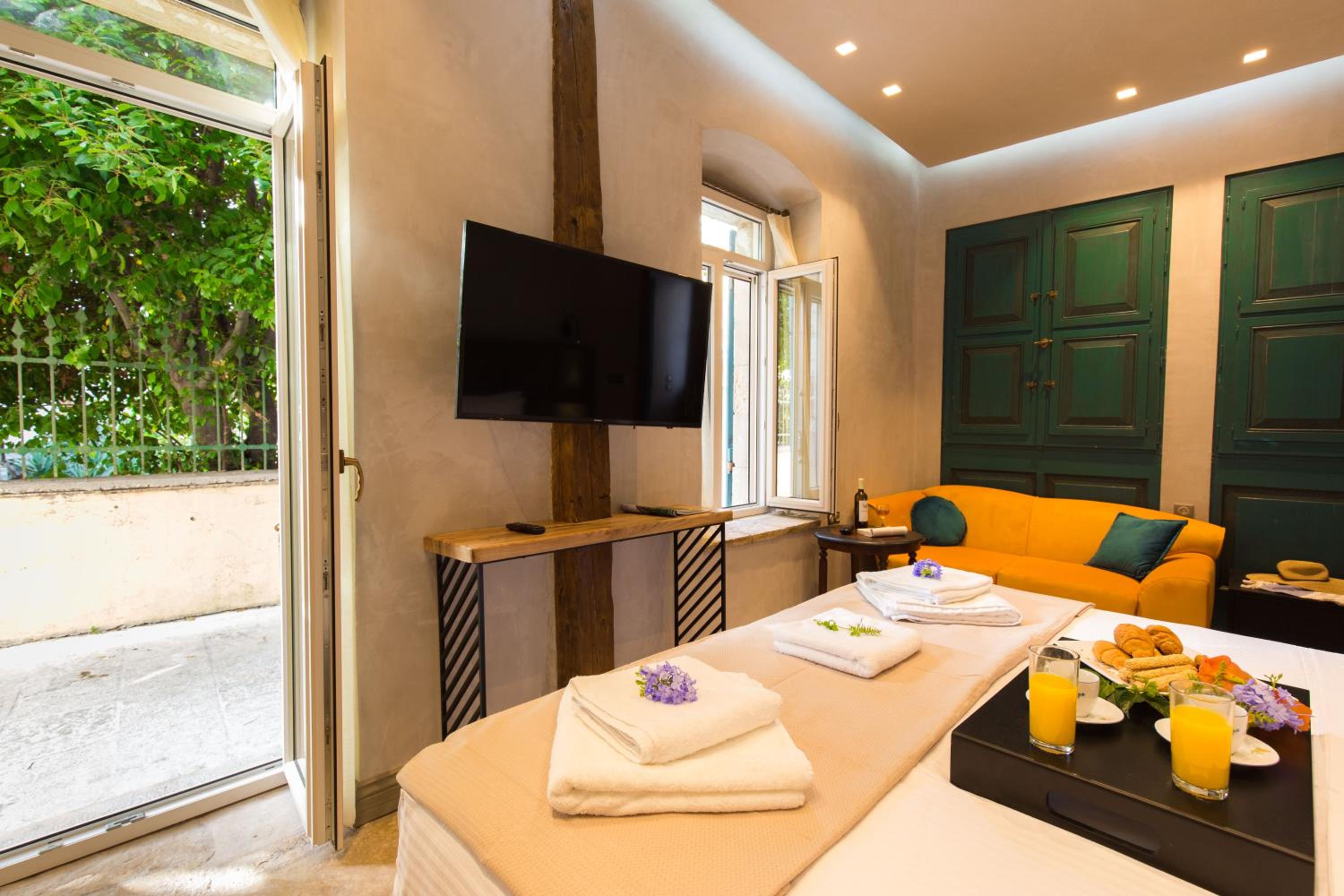 Superior King Suite - Photo 6