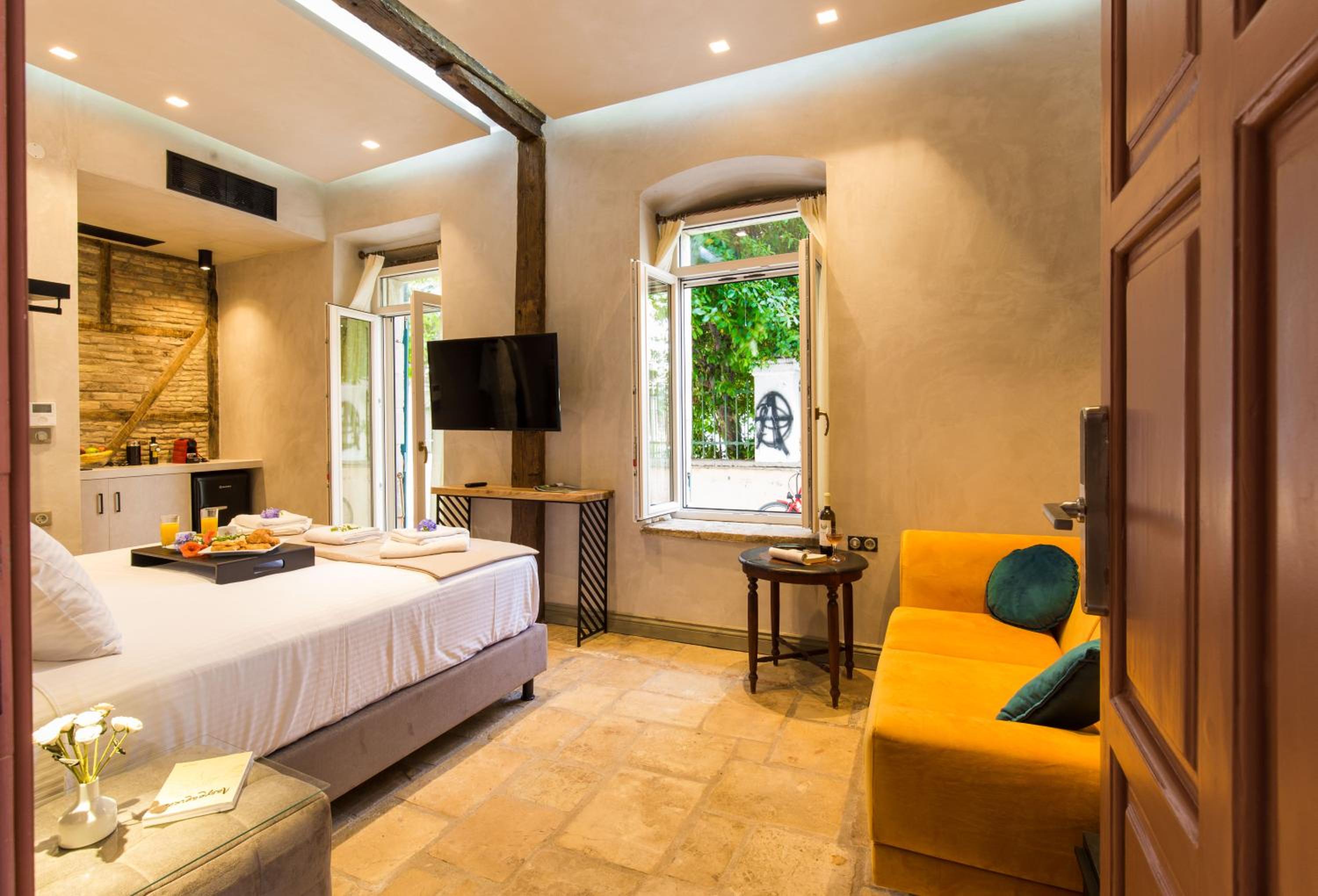 Superior King Suite - Photo 7
