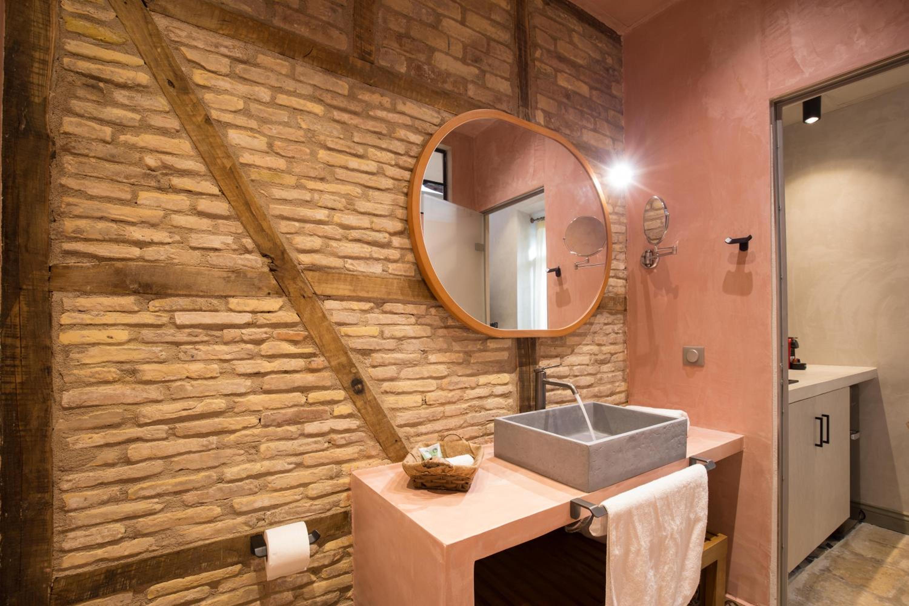Superior King Suite - Photo 8