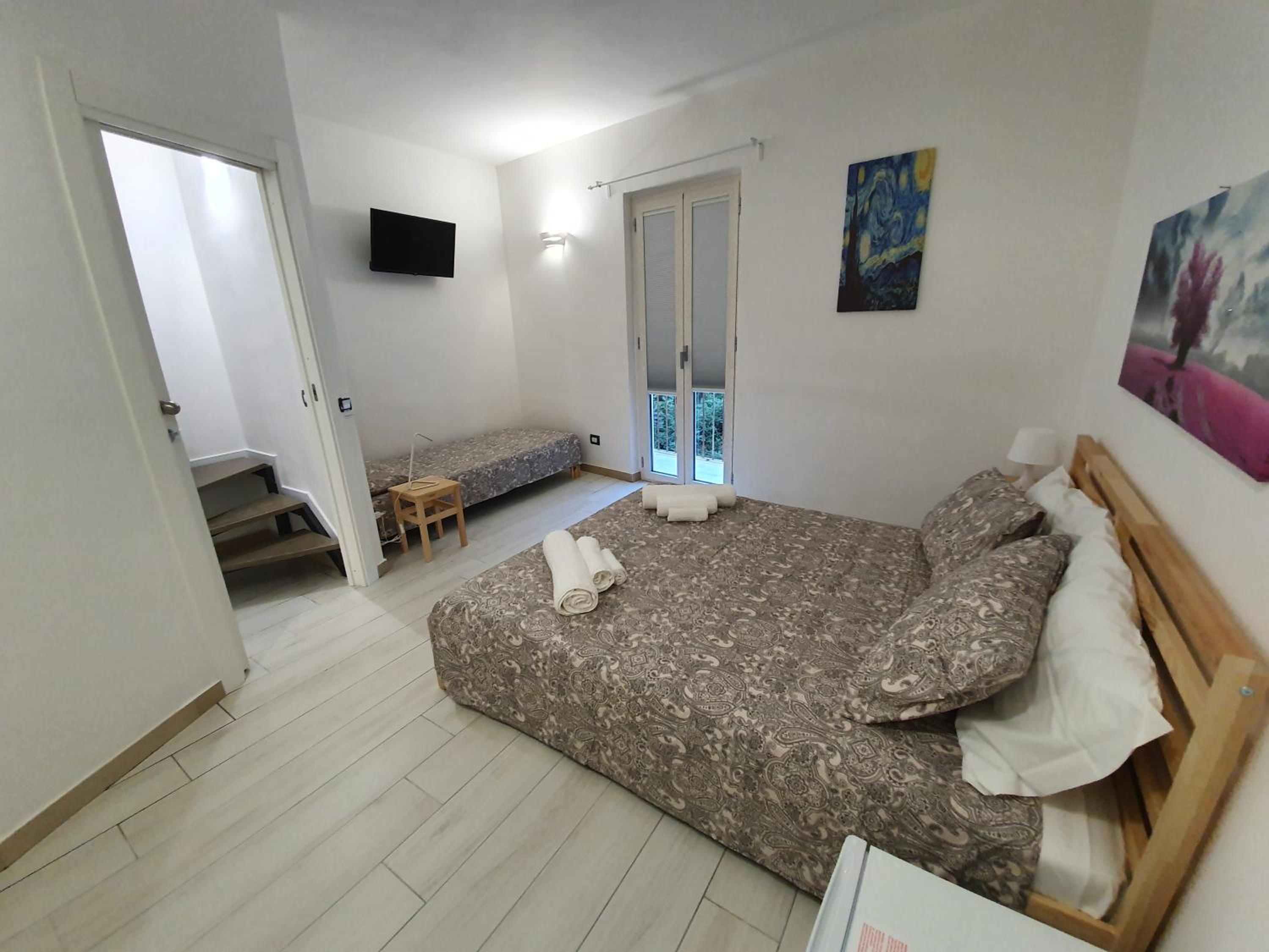 Deluxe Double Room with Balcony - Photo 12