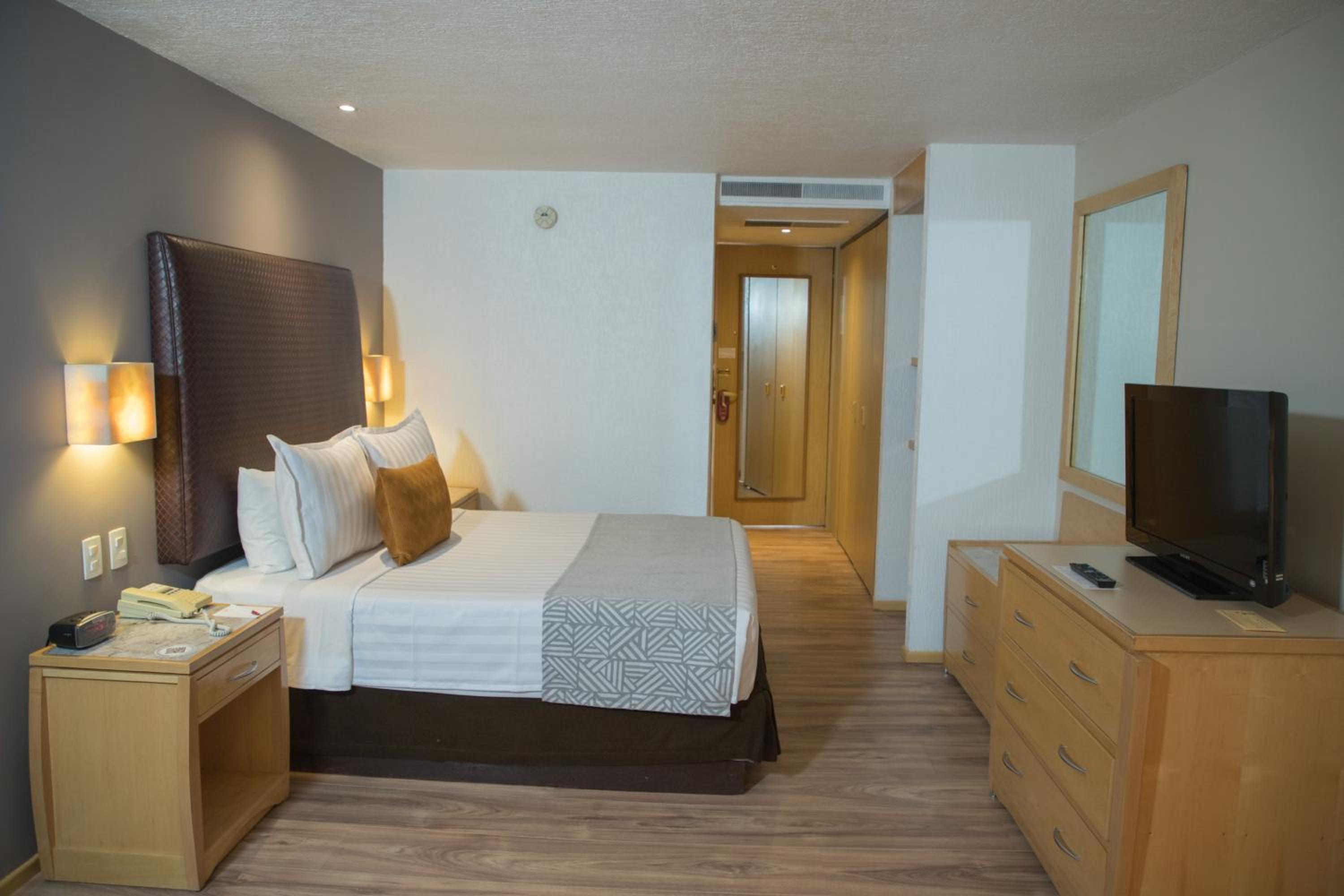 Standard one Queen bed - Photo 1