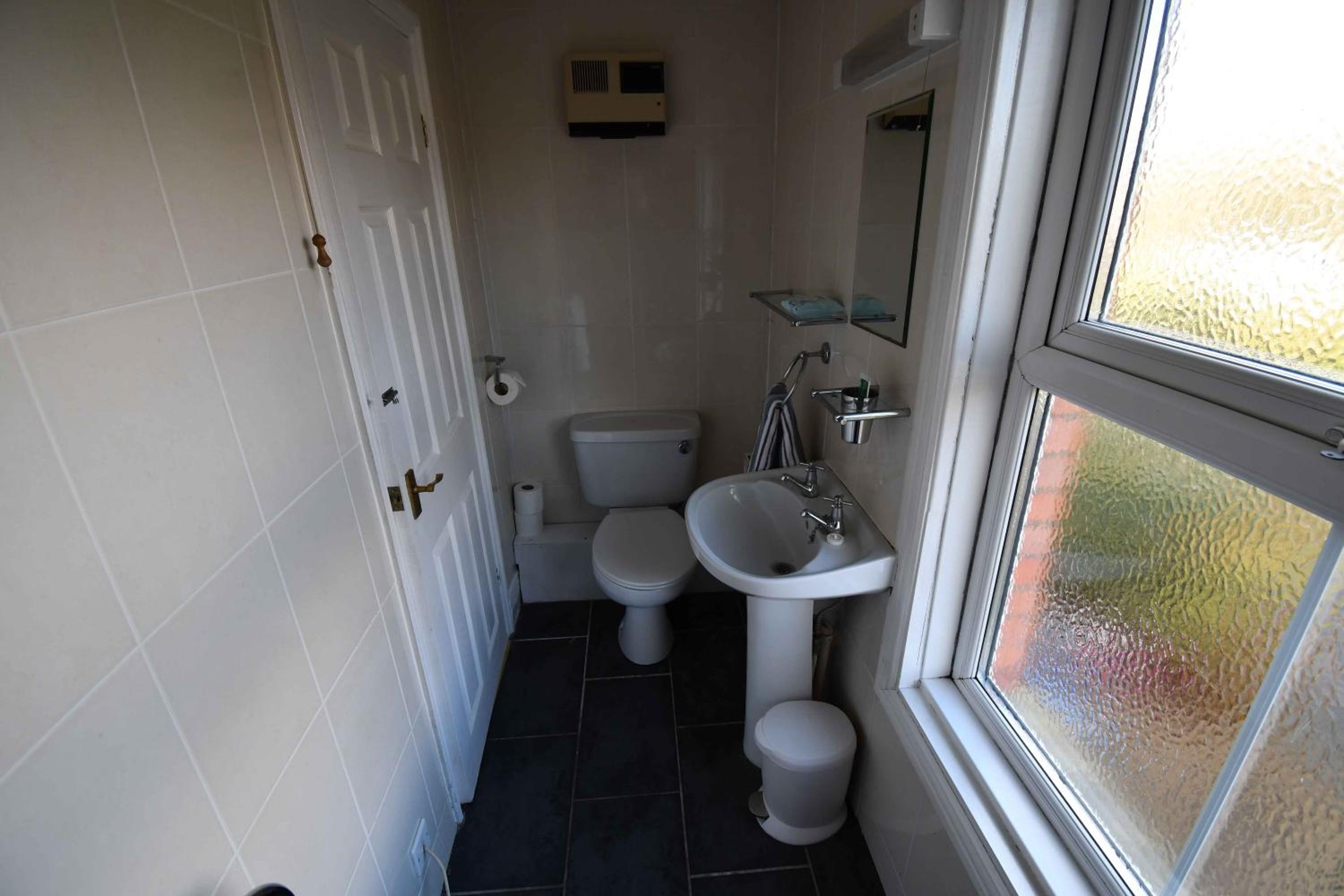 Double Room with Private External Bathroom - Photo 8