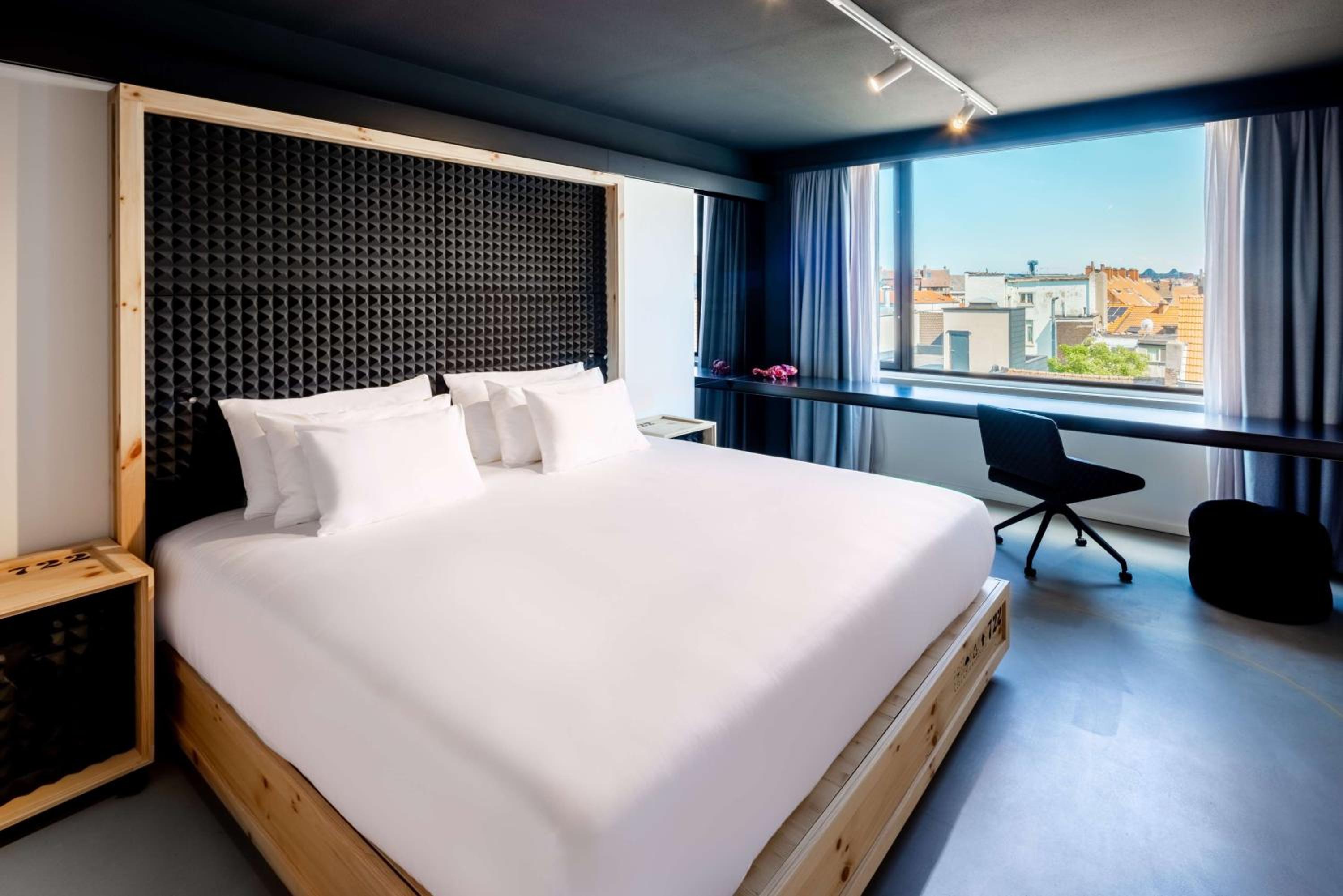 Room with Skyline View - Photo 1