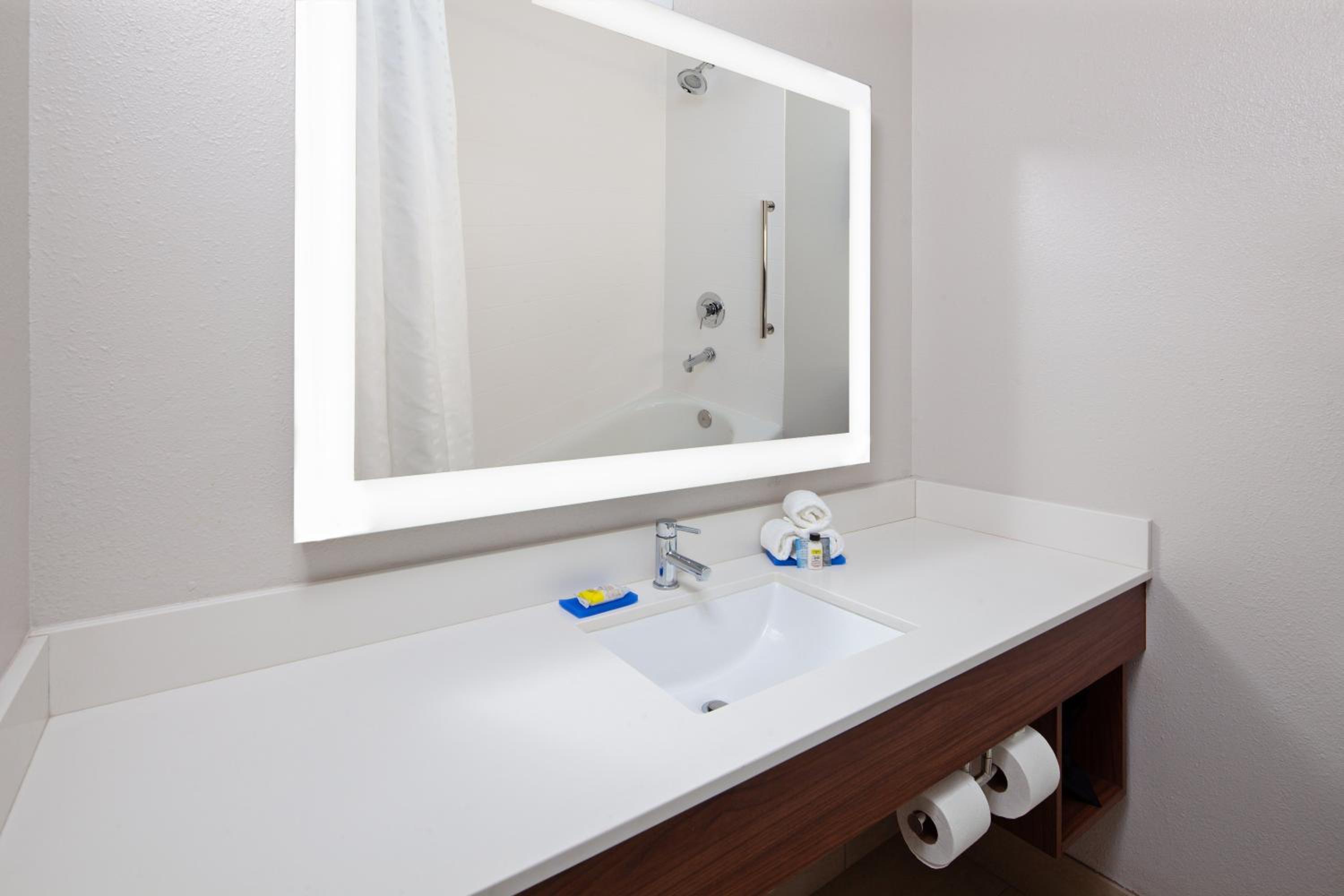 Standard King Room - Photo 4