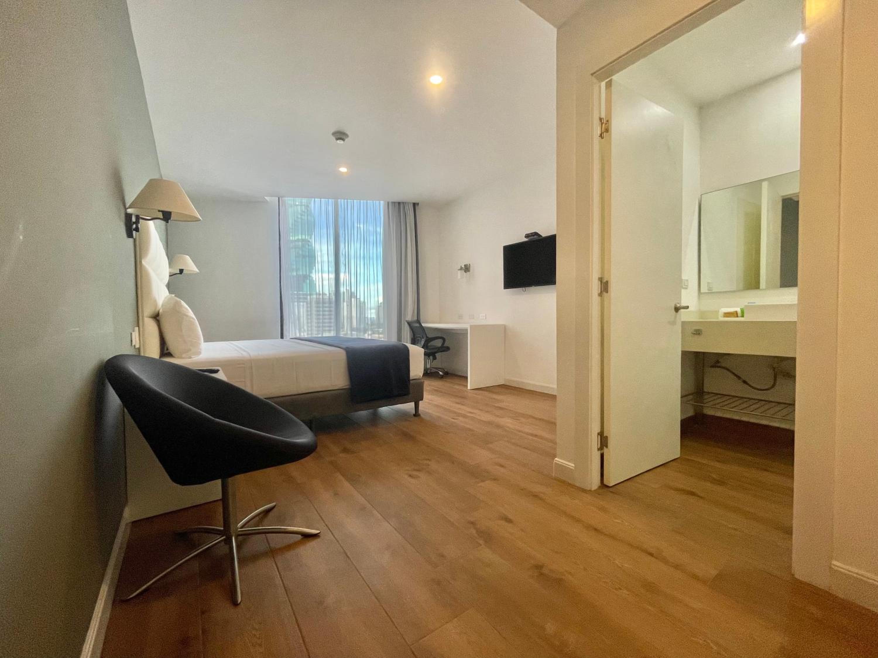 Deluxe Room – Extra-Large Bed - Photo 7