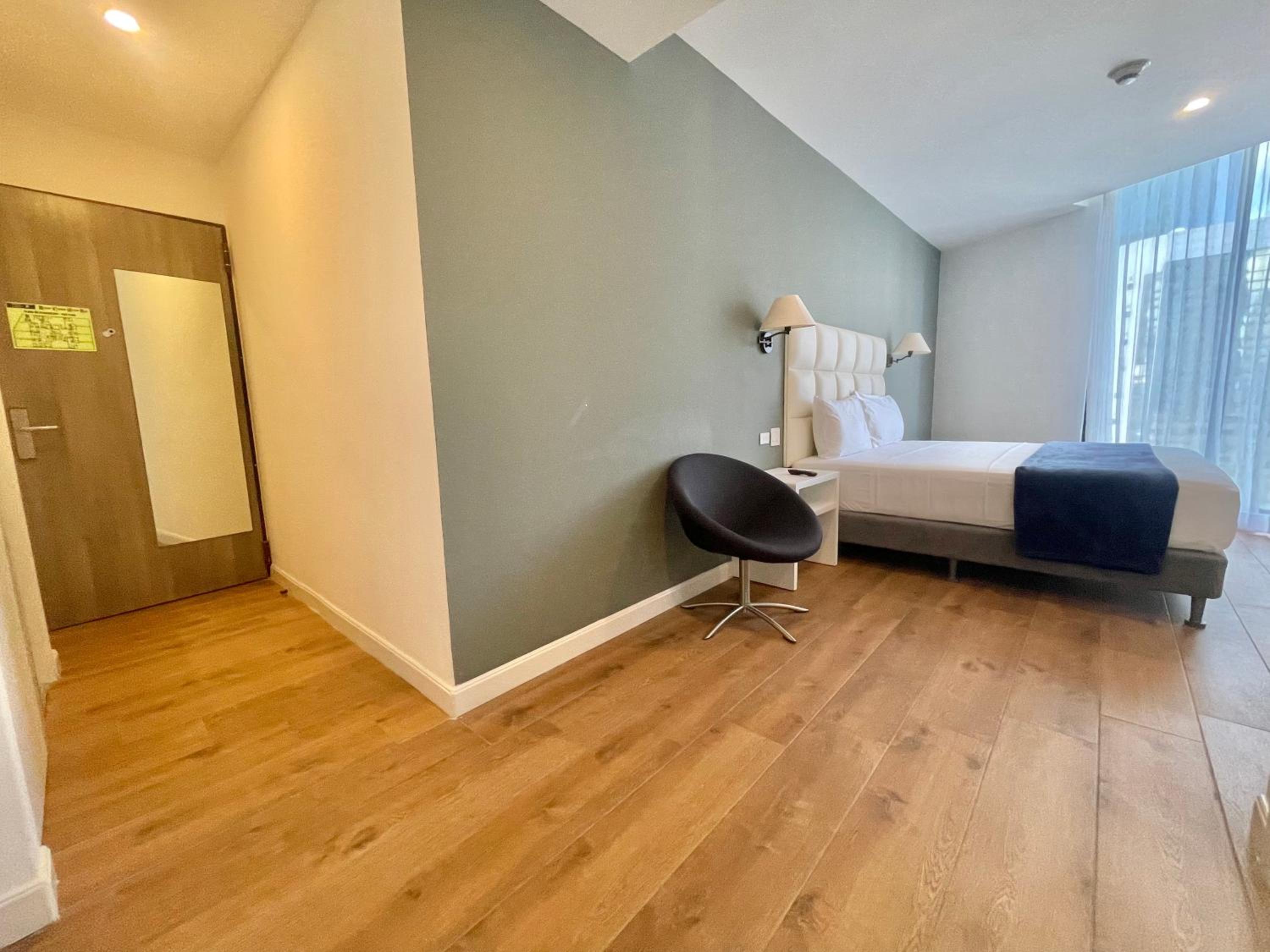 Deluxe Room – Extra-Large Bed - Photo 6