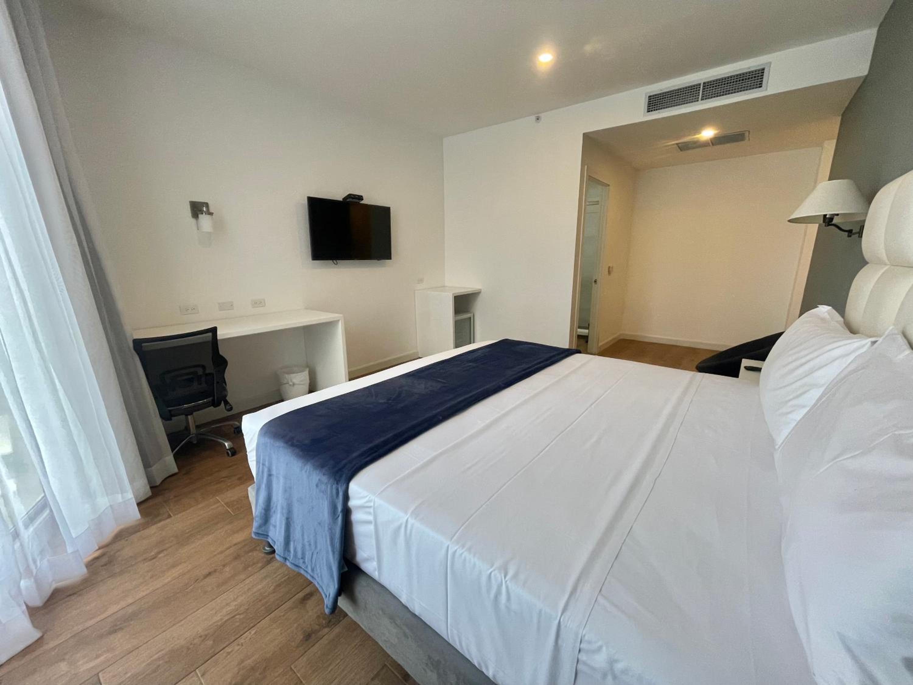 Deluxe Room – Extra-Large Bed - Photo 4