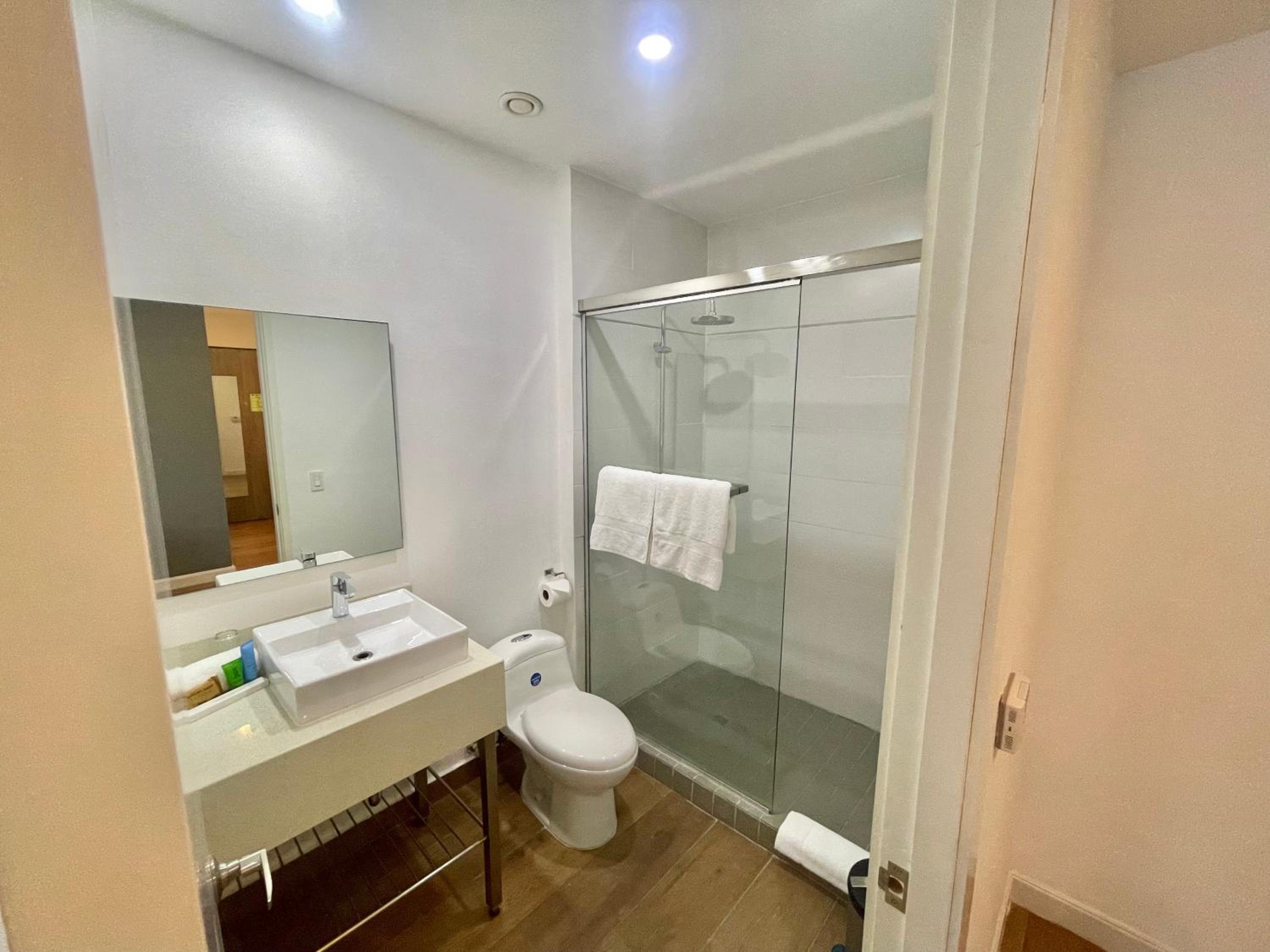 Deluxe Room – Extra-Large Bed - Photo 5