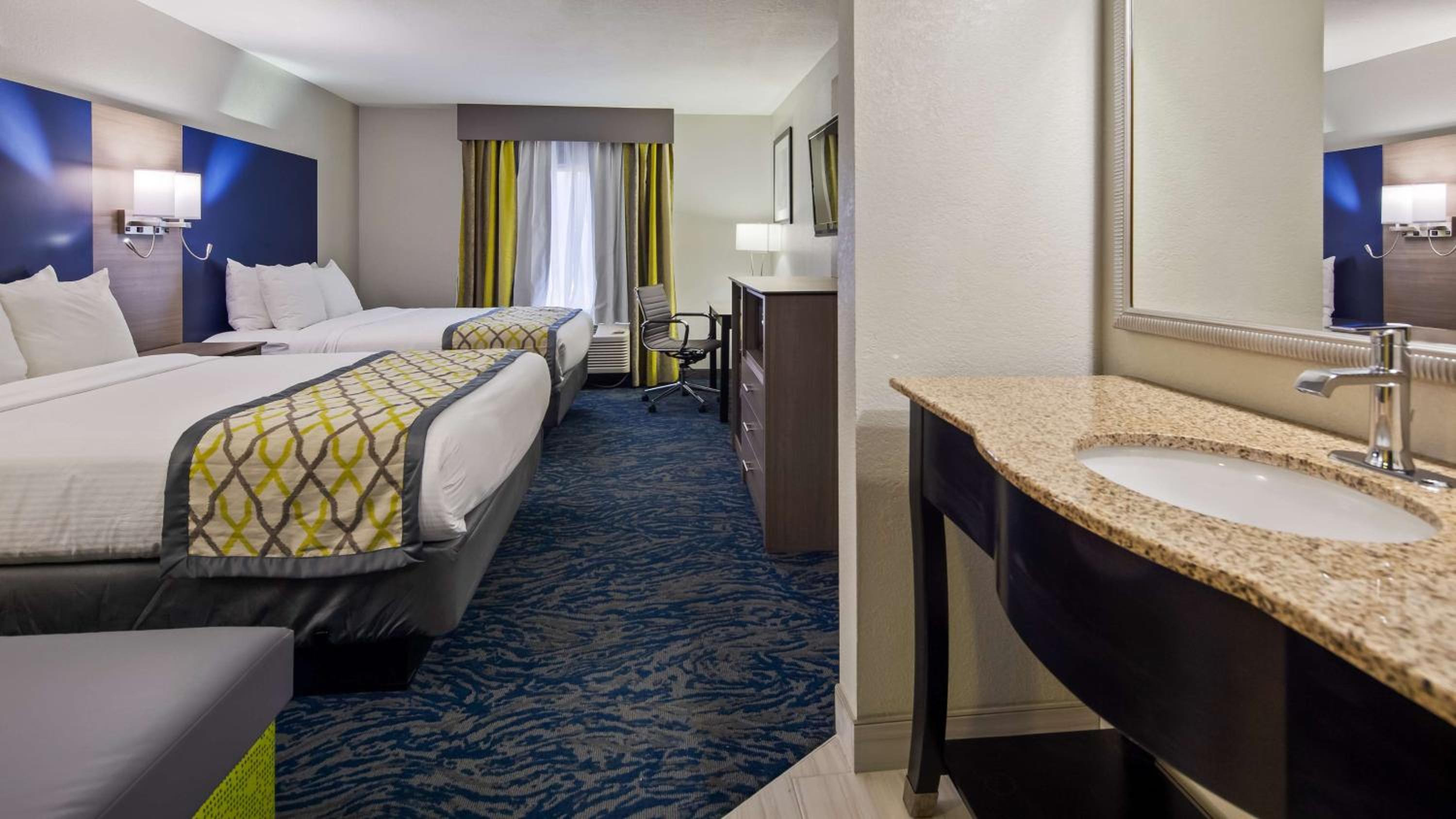 Queen Room with Two Queen Beds - Non-Smoking - Photo 1