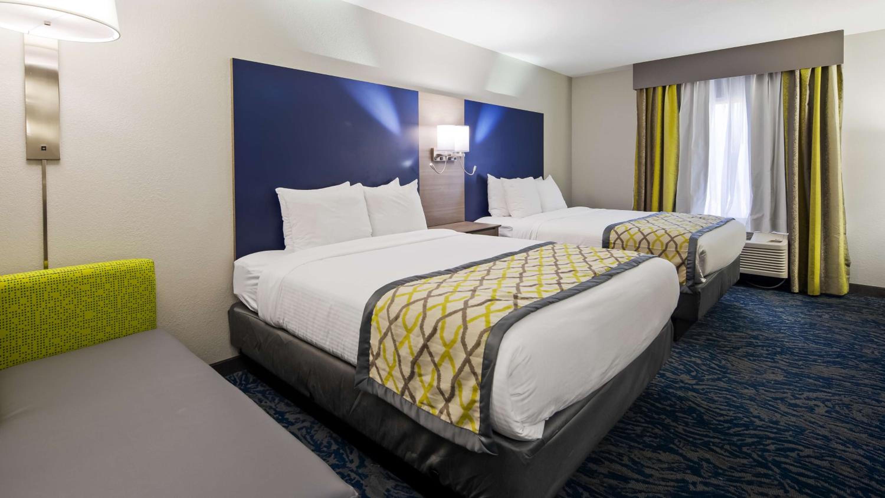 Queen Room with Two Queen Beds - Non-Smoking - Photo 3