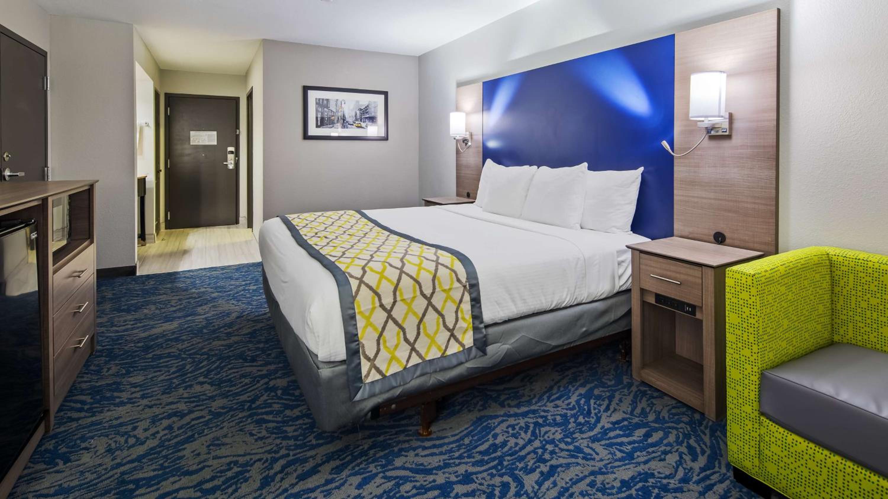 King Room with Roll-In Shower - Mobility Accessible - Photo 3