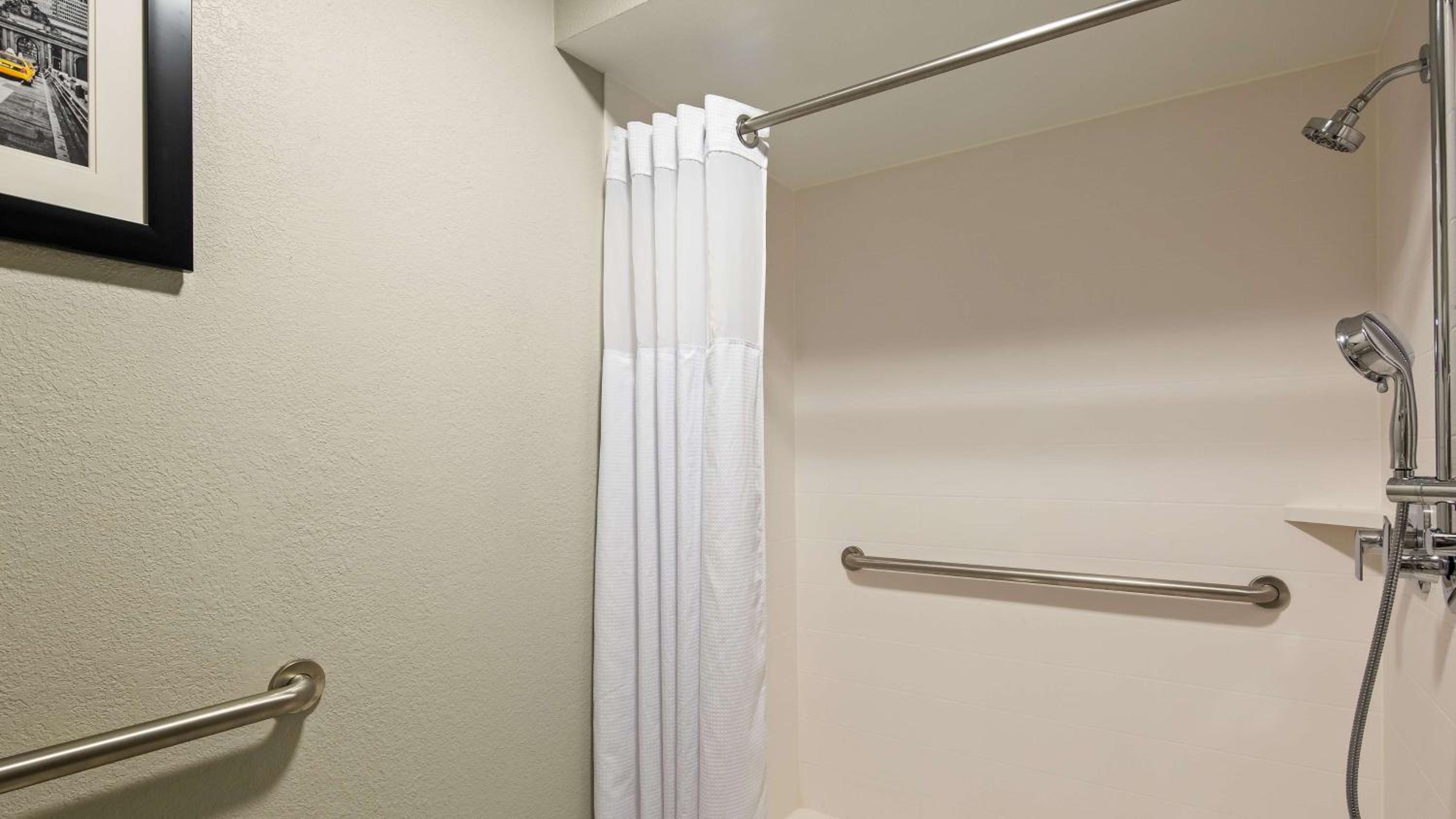 King Room with Roll-In Shower - Mobility Accessible - Photo 2