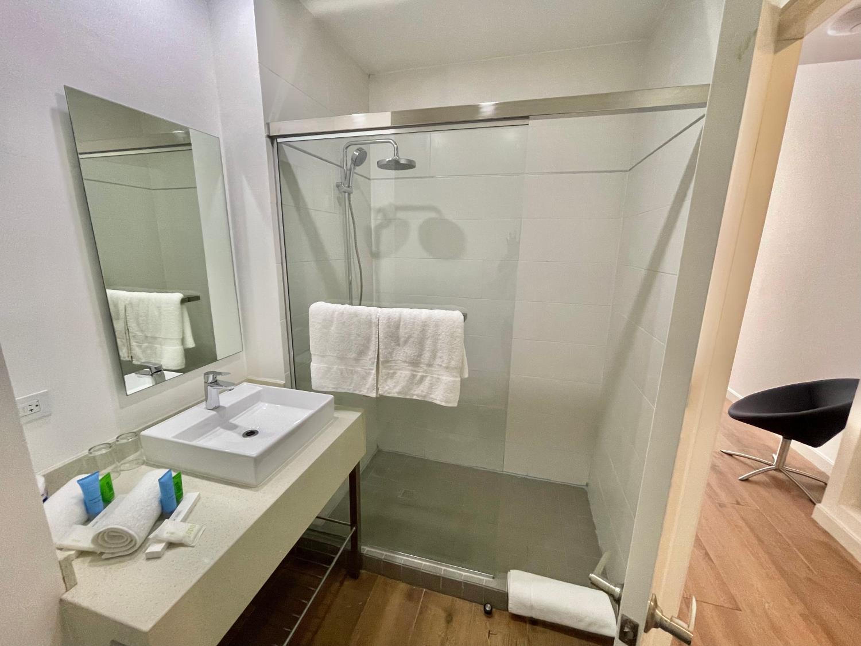 Deluxe Double Room – 2 Beds - Photo 5