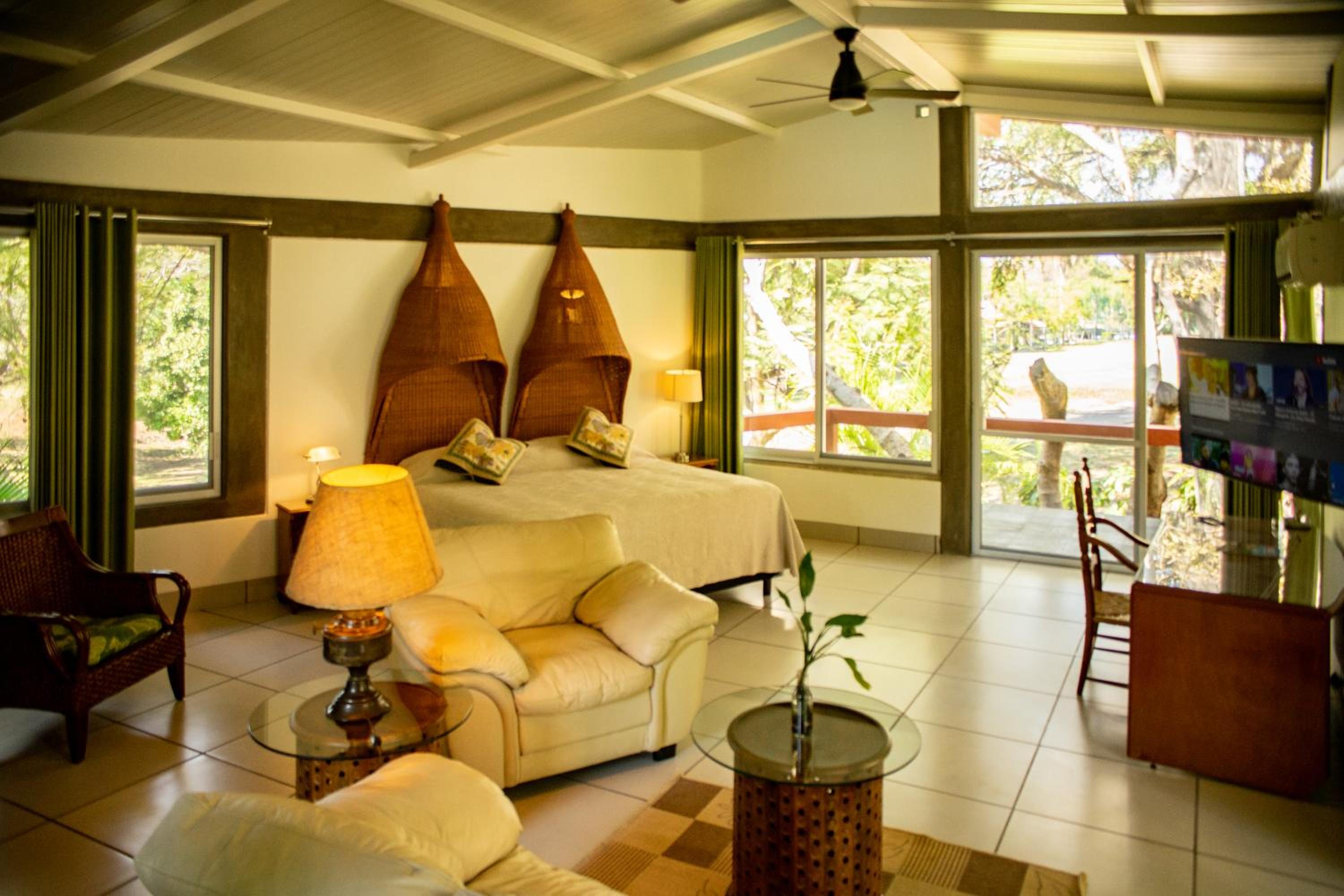 Deluxe Suite with Spa Bath photo 2