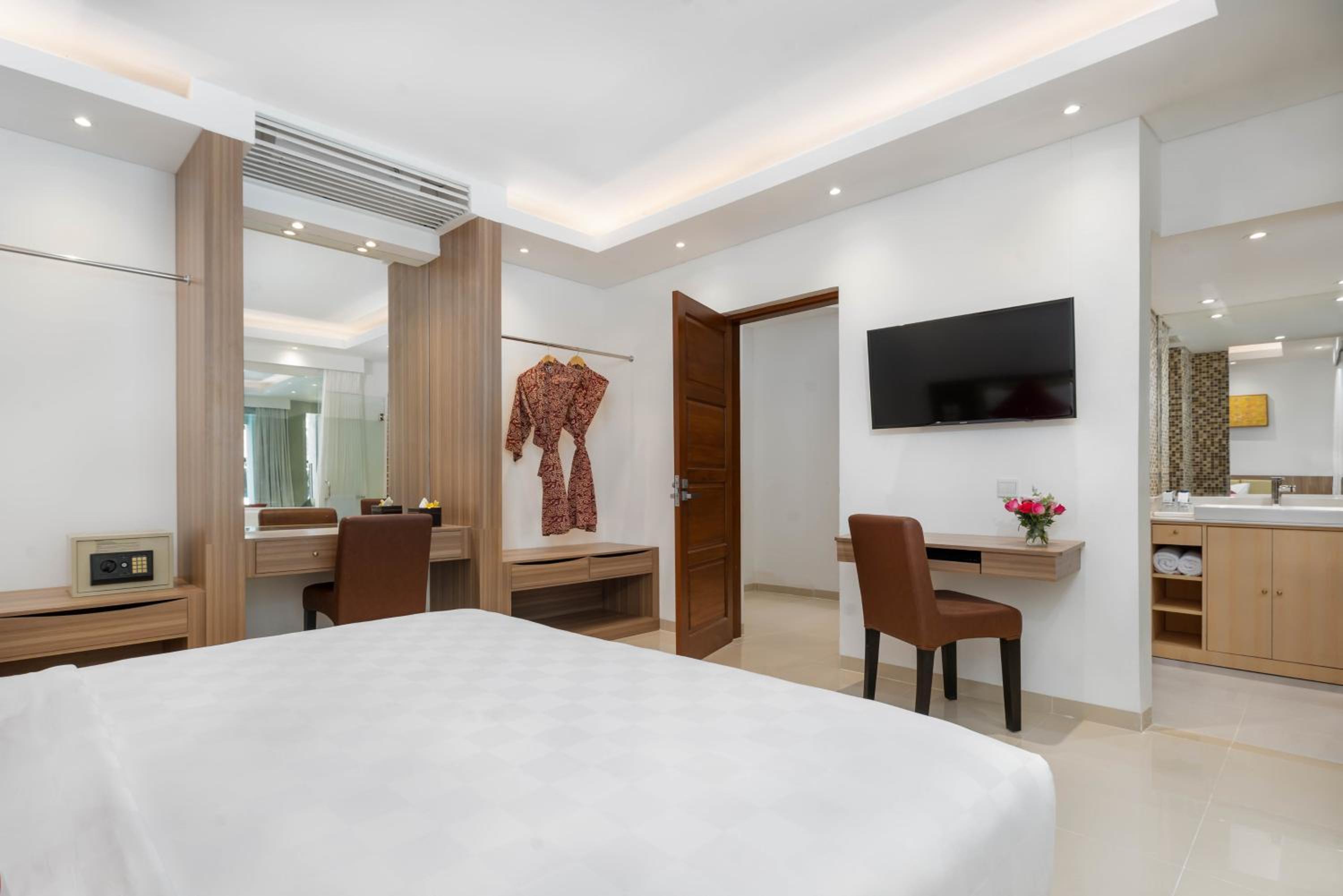 Three Bedroom Grand Deluxe Villa with Private Pool - Photo 9