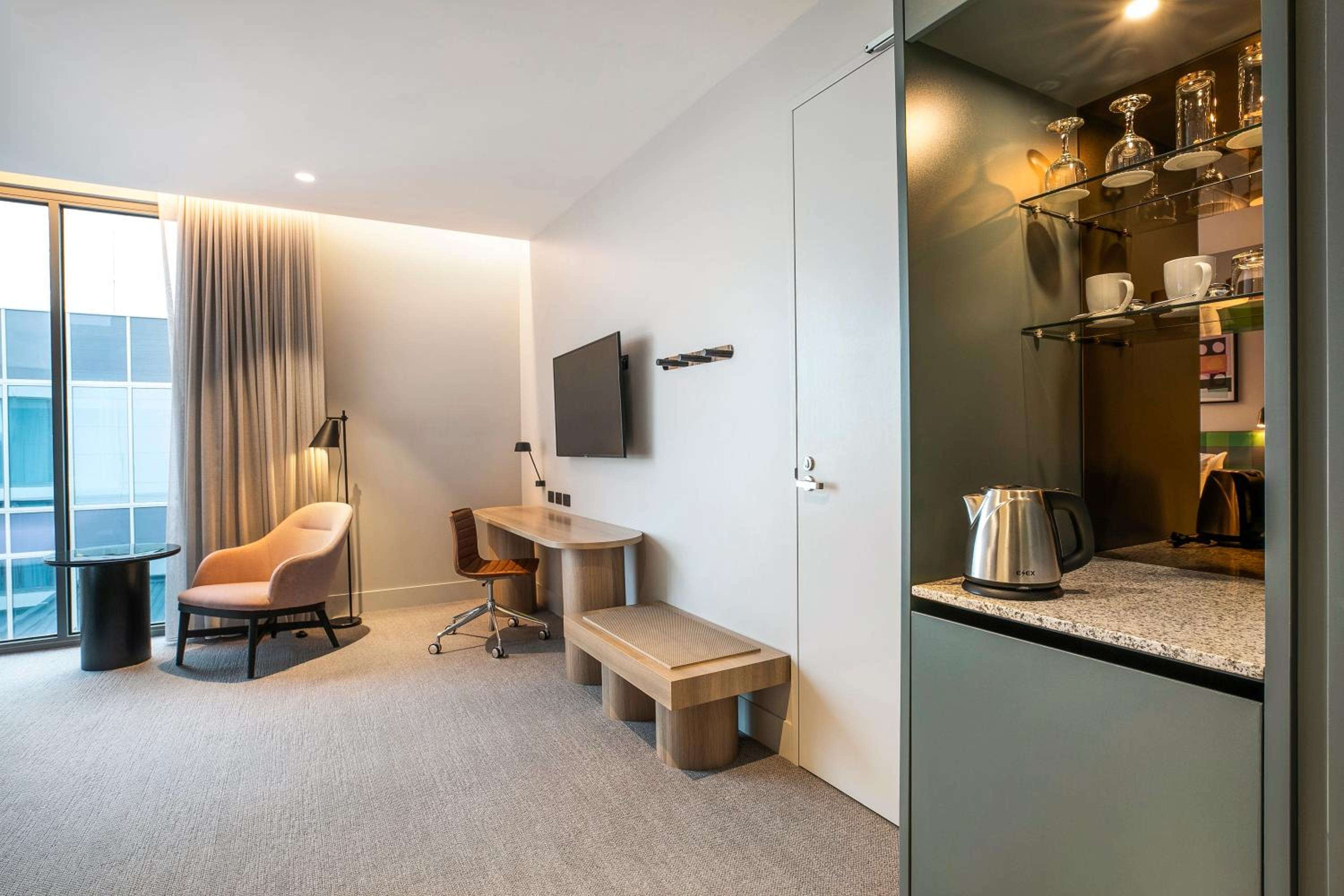 Standard King Room - Accessible - Photo 6