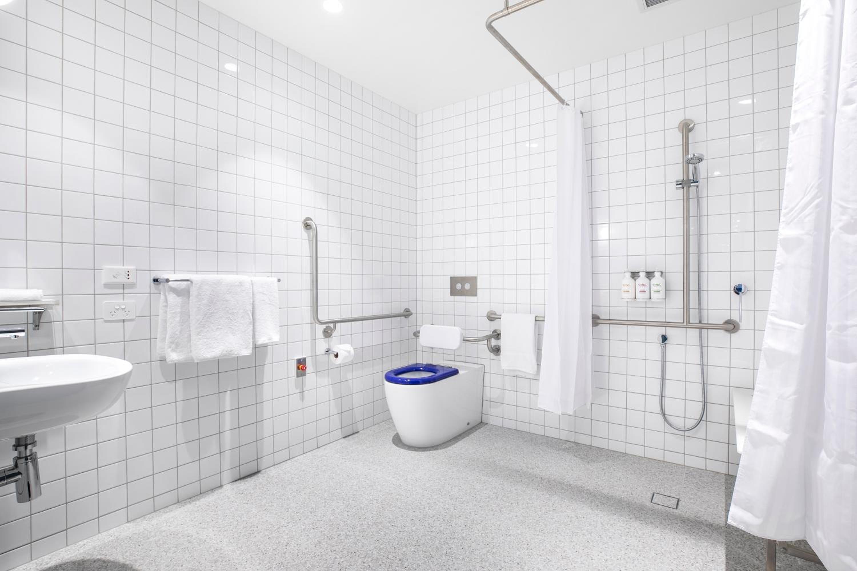 Standard King Room - Accessible - Photo 7