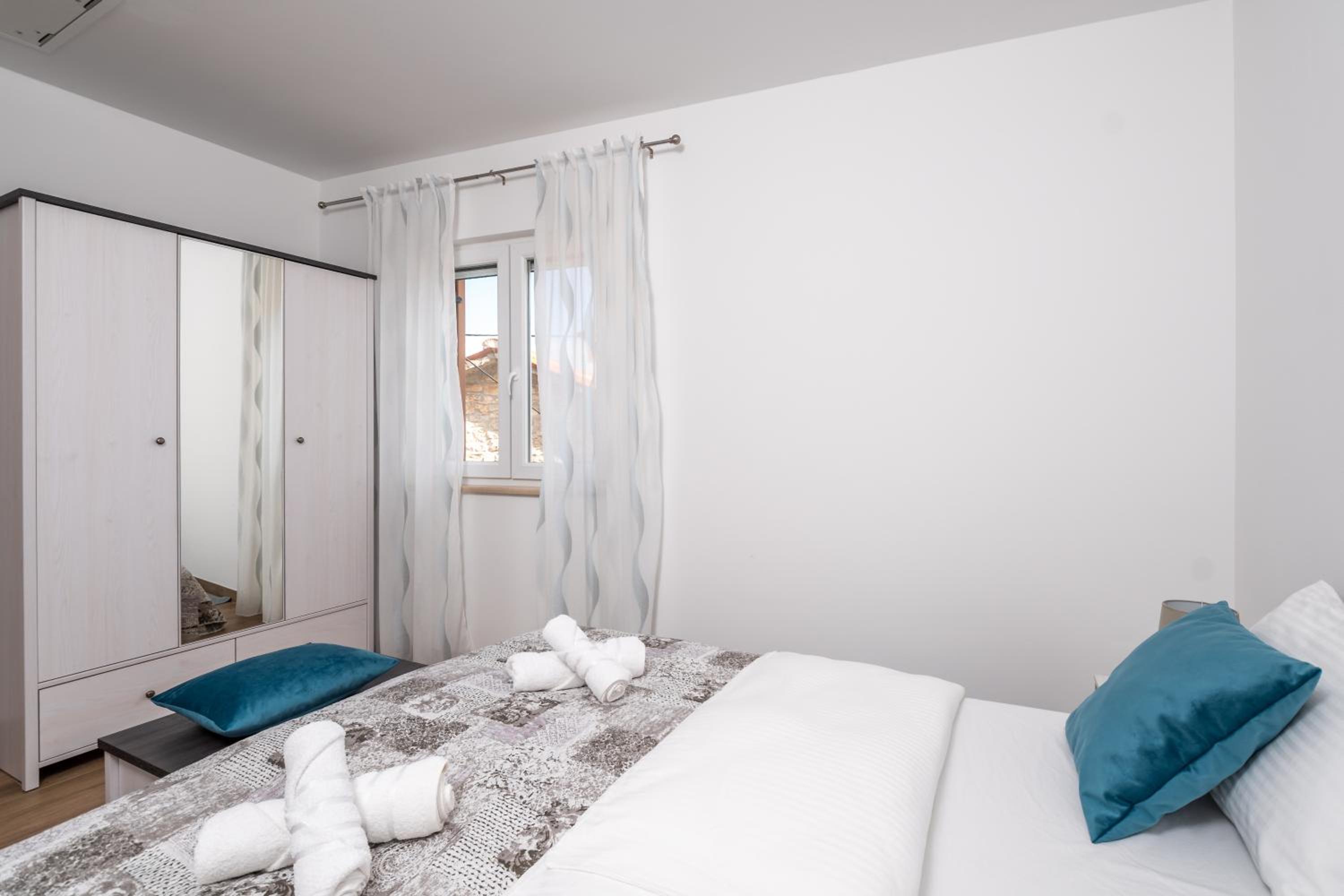 One-Bedroom Apartment - Photo 3