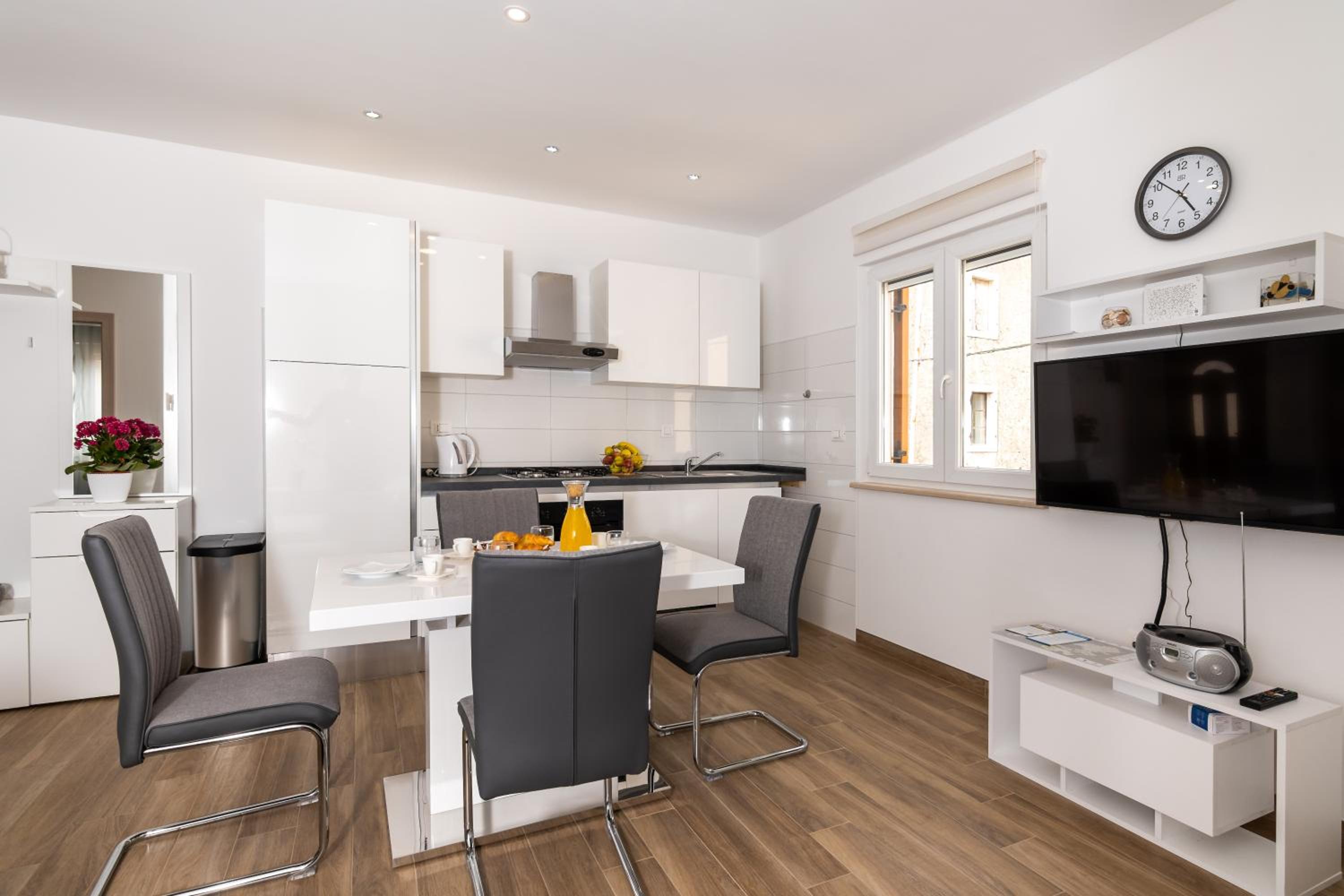 One-Bedroom Apartment - Photo 2