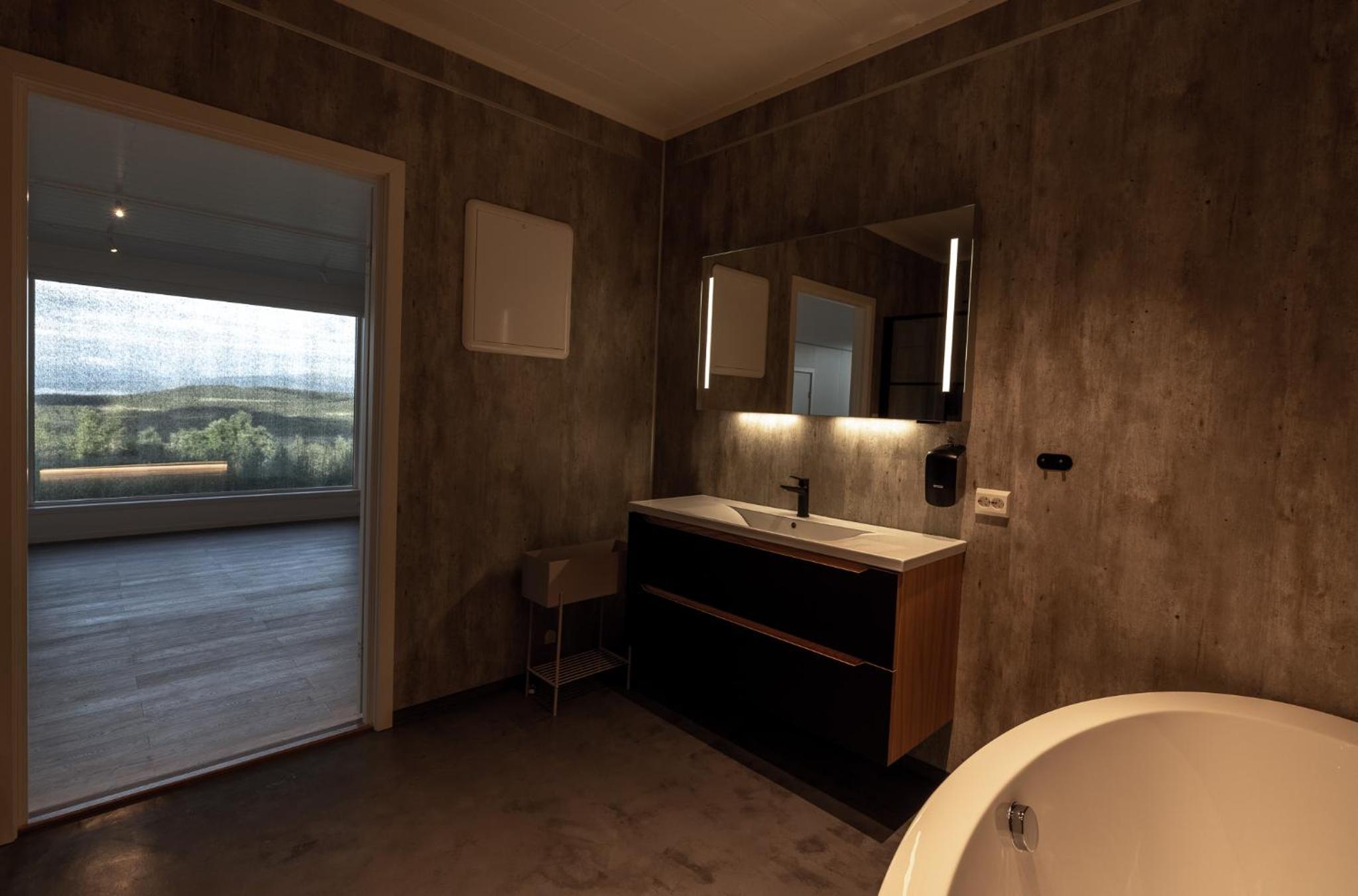 Executive Suite - Photo 15