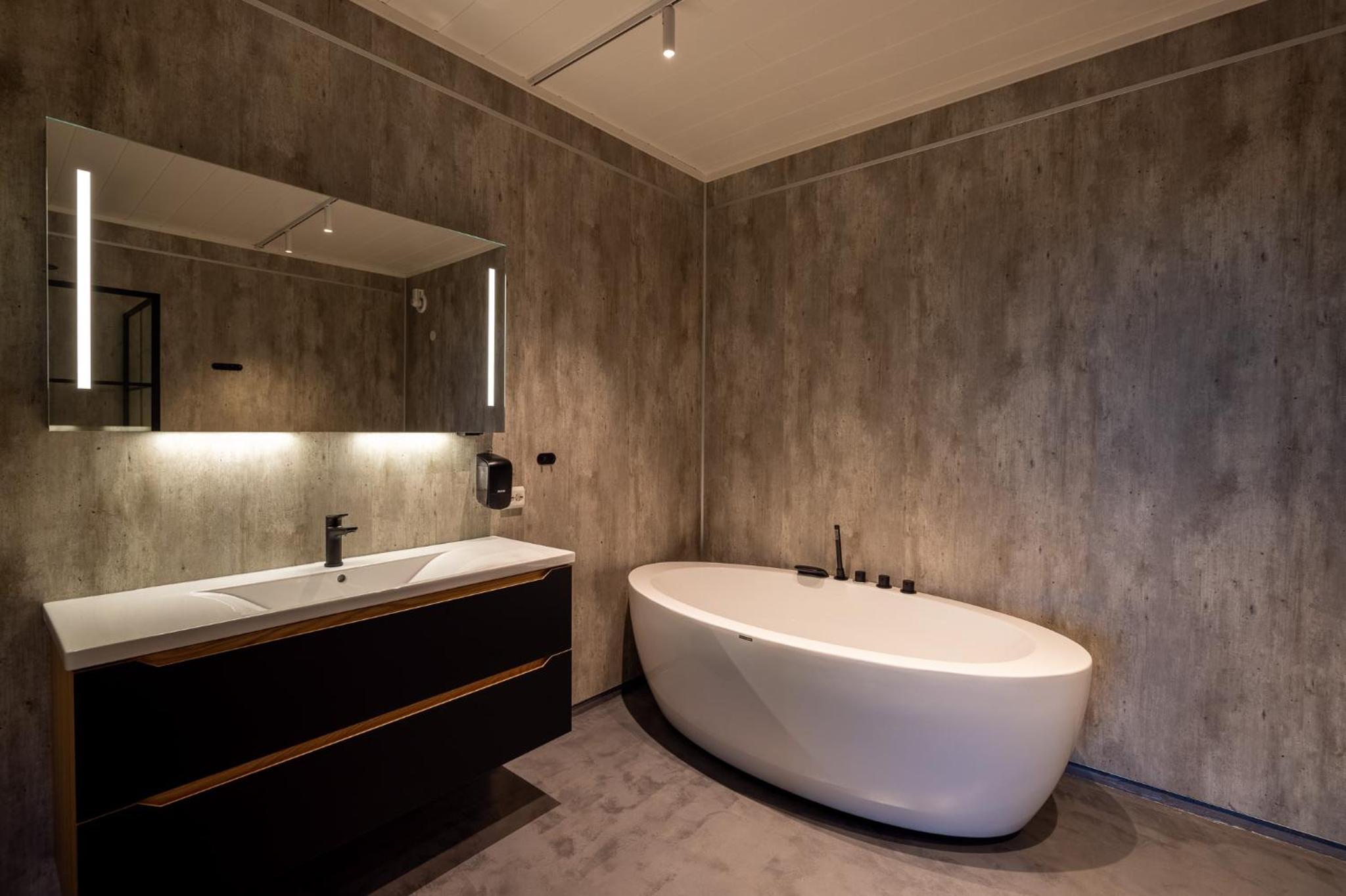 Executive Suite - Photo 13