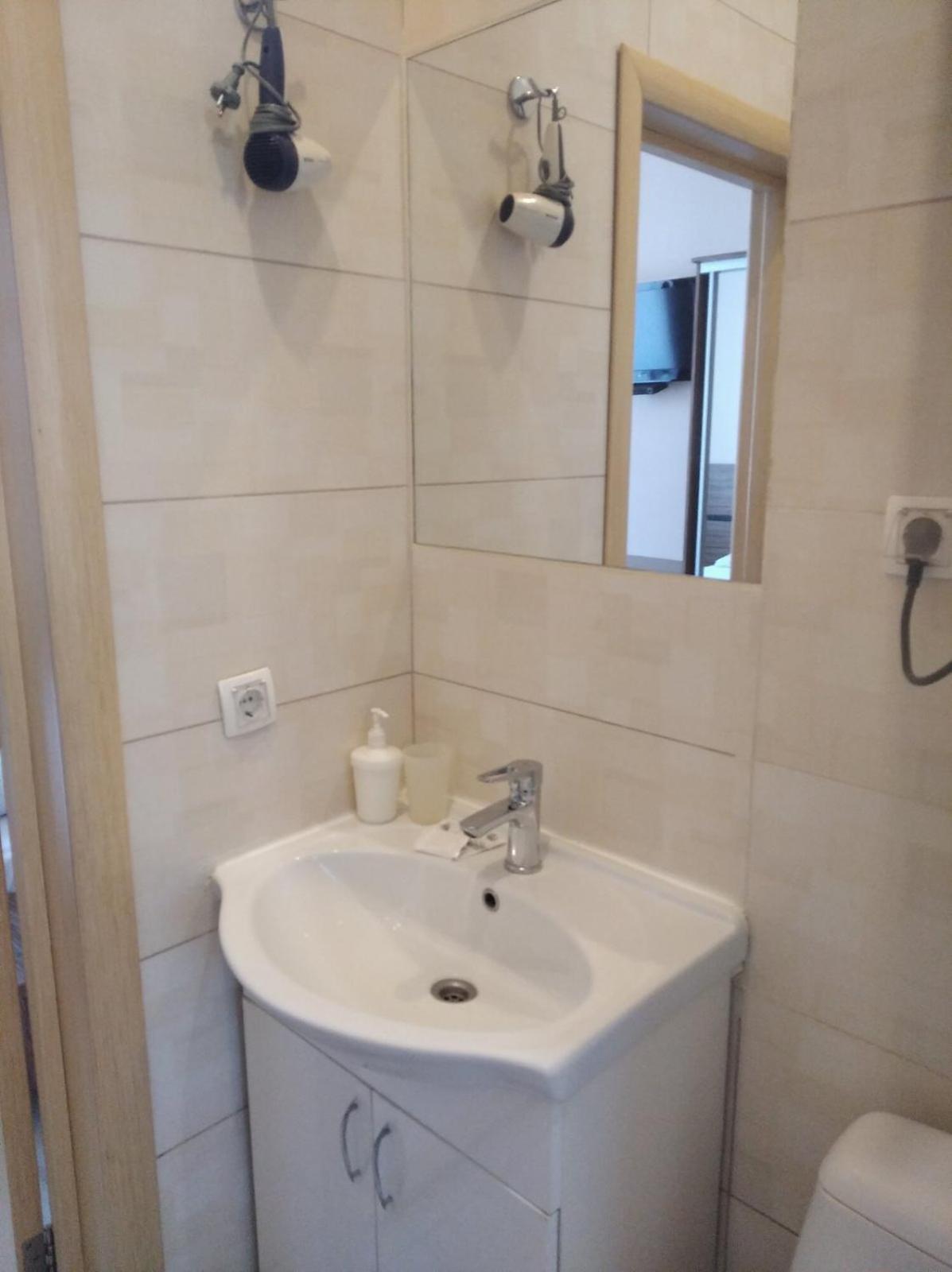  Budget Double Room without Window photo 3