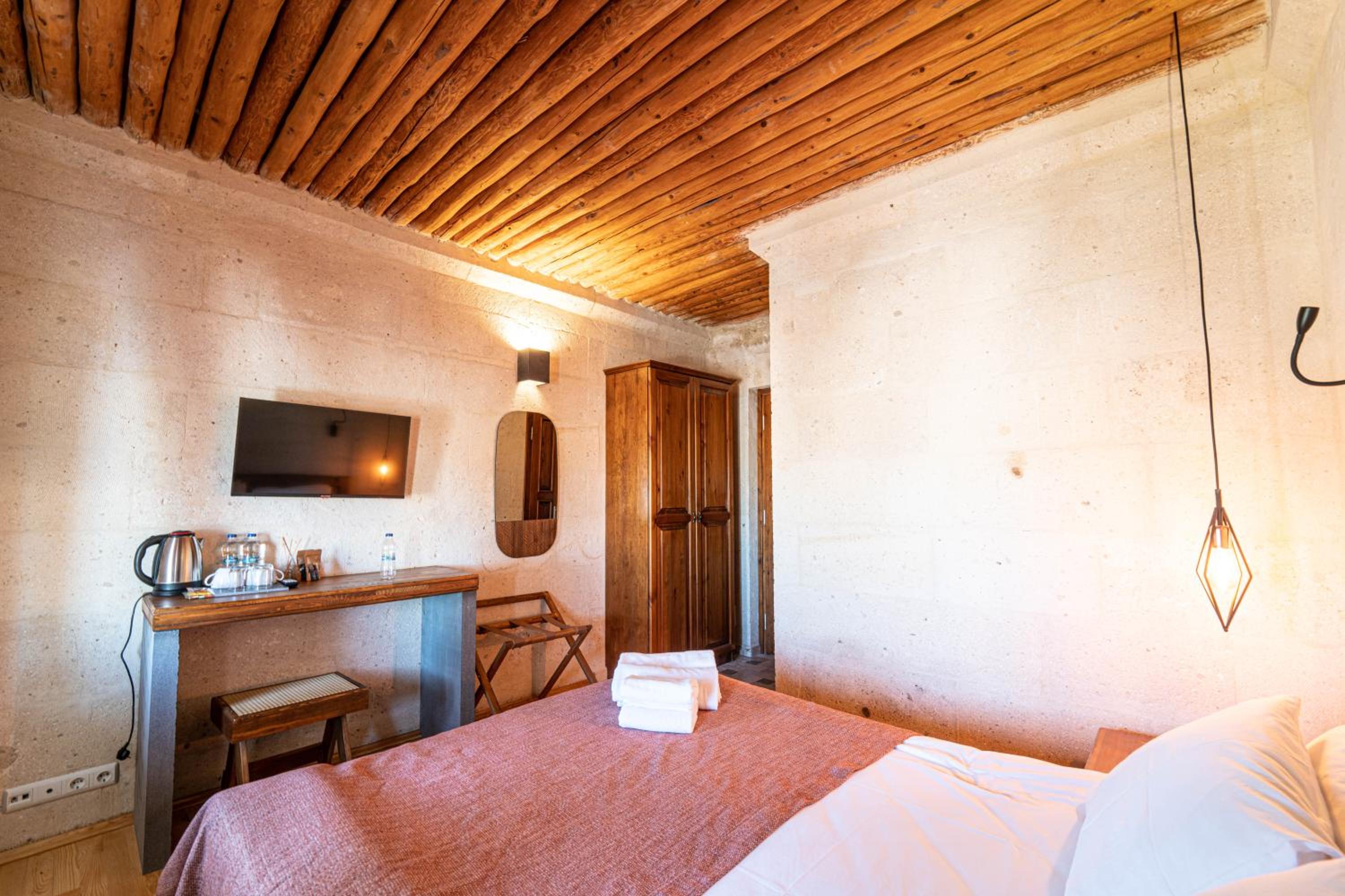 Deluxe Double Room with Balcony - Photo 15